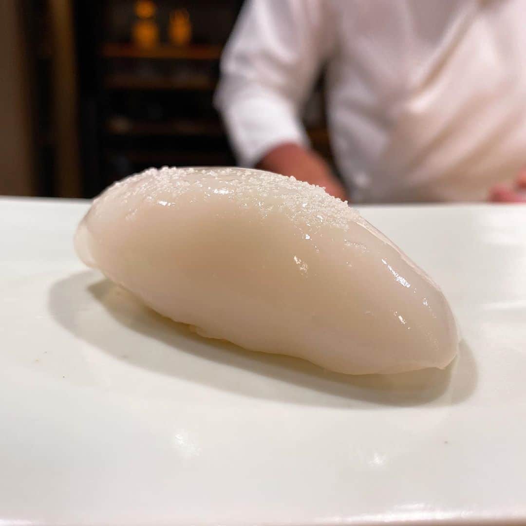 山岸久朗さんのインスタグラム写真 - (山岸久朗Instagram)「続き。 以前、「せやねん」の本番中に、好きな魚は何か、と聞かれて、素直に「のどぐろ」と言った。次に同じことを聞かれたかまいたち濱家くんが、「さんま」と答えた。ハッとさせられた。それ以来、好きな魚はと聞かれたら、さんまと答えるようにしている。笑笑 #庶民派弁護士 #さんま #さんまのにぎり #艶かしい #エッロ #天本 #東麻布天本  #山岸久朗 #山岸弁護士 #山岸弁護士が飯テロ中#山岸弁護士の日本一周」9月13日 10時01分 - yamaben