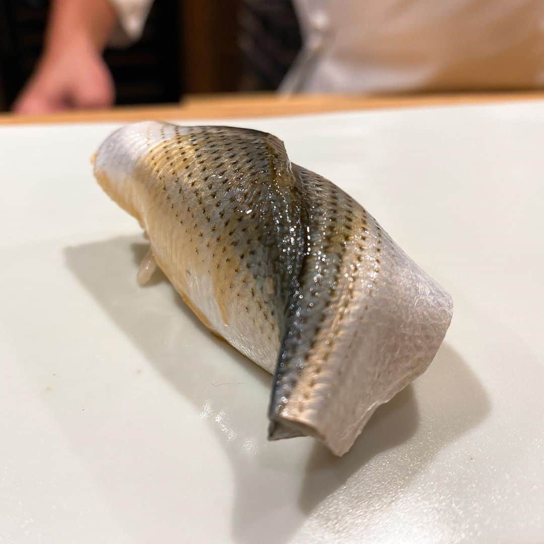 山岸久朗さんのインスタグラム写真 - (山岸久朗Instagram)「続き。 以前、「せやねん」の本番中に、好きな魚は何か、と聞かれて、素直に「のどぐろ」と言った。次に同じことを聞かれたかまいたち濱家くんが、「さんま」と答えた。ハッとさせられた。それ以来、好きな魚はと聞かれたら、さんまと答えるようにしている。笑笑 #庶民派弁護士 #さんま #さんまのにぎり #艶かしい #エッロ #天本 #東麻布天本  #山岸久朗 #山岸弁護士 #山岸弁護士が飯テロ中#山岸弁護士の日本一周」9月13日 10時01分 - yamaben
