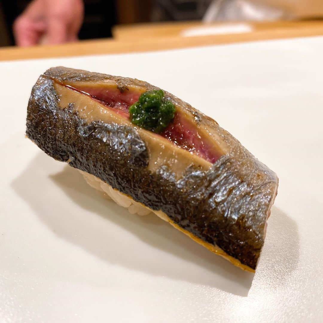 山岸久朗さんのインスタグラム写真 - (山岸久朗Instagram)「続き。 以前、「せやねん」の本番中に、好きな魚は何か、と聞かれて、素直に「のどぐろ」と言った。次に同じことを聞かれたかまいたち濱家くんが、「さんま」と答えた。ハッとさせられた。それ以来、好きな魚はと聞かれたら、さんまと答えるようにしている。笑笑 #庶民派弁護士 #さんま #さんまのにぎり #艶かしい #エッロ #天本 #東麻布天本  #山岸久朗 #山岸弁護士 #山岸弁護士が飯テロ中#山岸弁護士の日本一周」9月13日 10時01分 - yamaben