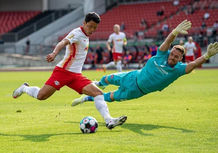 ファン・ヒチャンさんのインスタグラム写真 - (ファン・ヒチャンInstagram)「Ein guter Start! ⚽ 😍 Next, 🔜 Bundesliga  #DFBPokal  늦은 시간까지 많은 응원 해주신 팬 여러분 감사합니다! 🙌 ❤️」9月13日 10時07分 - hwangheechan