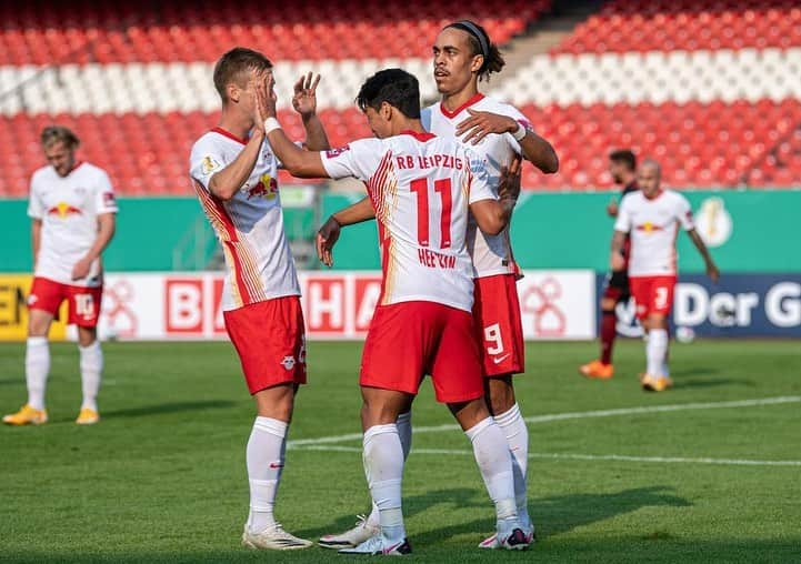 ファン・ヒチャンさんのインスタグラム写真 - (ファン・ヒチャンInstagram)「Ein guter Start! ⚽ 😍 Next, 🔜 Bundesliga  #DFBPokal  늦은 시간까지 많은 응원 해주신 팬 여러분 감사합니다! 🙌 ❤️」9月13日 10時07分 - hwangheechan