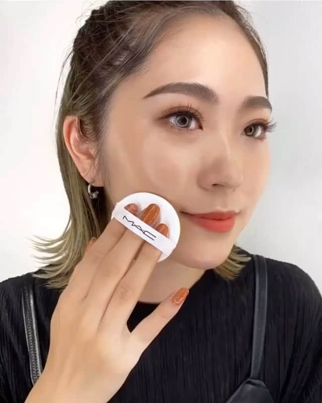 M∙A∙C Cosmetics Japanのインスタグラム：「ㅤ ＼＼クッションファンデーション HOW TO／／ 〜 潤いツヤ肌作り 〜 ㅤ ・ライトフル C+ ティンティッド プライマー SPF 45 伸びが良く保湿効果でハリとツヤ肌を演出 ㅤ ・スタジオフィックス　コンプリートカバレッジ クッション コンパクト SPF 50／NC25 短時間で仕上がる密着パーフェクトアイテム ツヤを保ちつつ、ムラのない仕上がりに ㅤ ・プレップ プライム フィックス+／ゴールド ライト 仕上げにお顔全体に吹きかけ、ベースをセット！ ツヤと潤いをキープ！ ㅤ その他使用製品 ☑︎スモールアイシャドウ／ソフトブラウン ☑︎パウダーキス リキッド リップカラー／ ソーリー ノット ソーリー ㅤ #MACStudioFixFluid #MACStudioFix #MACスタジオフィックス ㅤ ☑️Studio Fixブラシ キャンペーン 今なら数量限定で、お好きなM·A·C 製品を8,800円(税込)以上のご購入で限定ブラシをプレゼント✨ ※M·A·C 公式オンラインショップ、伊勢丹新宿本店 @mac_isetan.shinjuku 、アットコスメショッピング @at_cosme 限定 ㅤ 【公式オンラインショップ限定特典】 ☑︎初回ご購入のお客様へ10% OFFクーポンをプレゼント （クーポンコードwelcome）  Regram from @macpro_tokyo  #MACCosmeticsJapan #MACCosmetics #MAC #MACコスメ #マックコスメ #コスメ#コスメ紹介#コスメ好き#コスメレポ #化粧品 #デパコス#コスメマニア#秋メイク#クッションファンデーション#クッション#時短メイク#ベースメイク#潤い#潤い肌#保湿#ツヤ肌#ツヤ肌メイク#ファンデーション#カバー力」