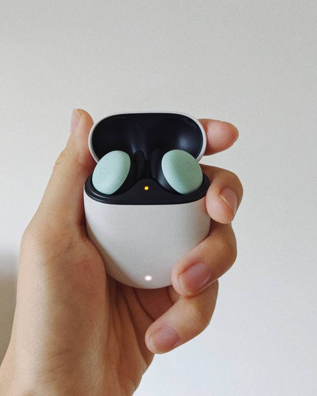 草野絵美さんのインスタグラム写真 - (草野絵美Instagram)「mint in my ears🌱🛸 かわいい、ありがとう✨  #pixelbuds」9月13日 10時20分 - emiksn