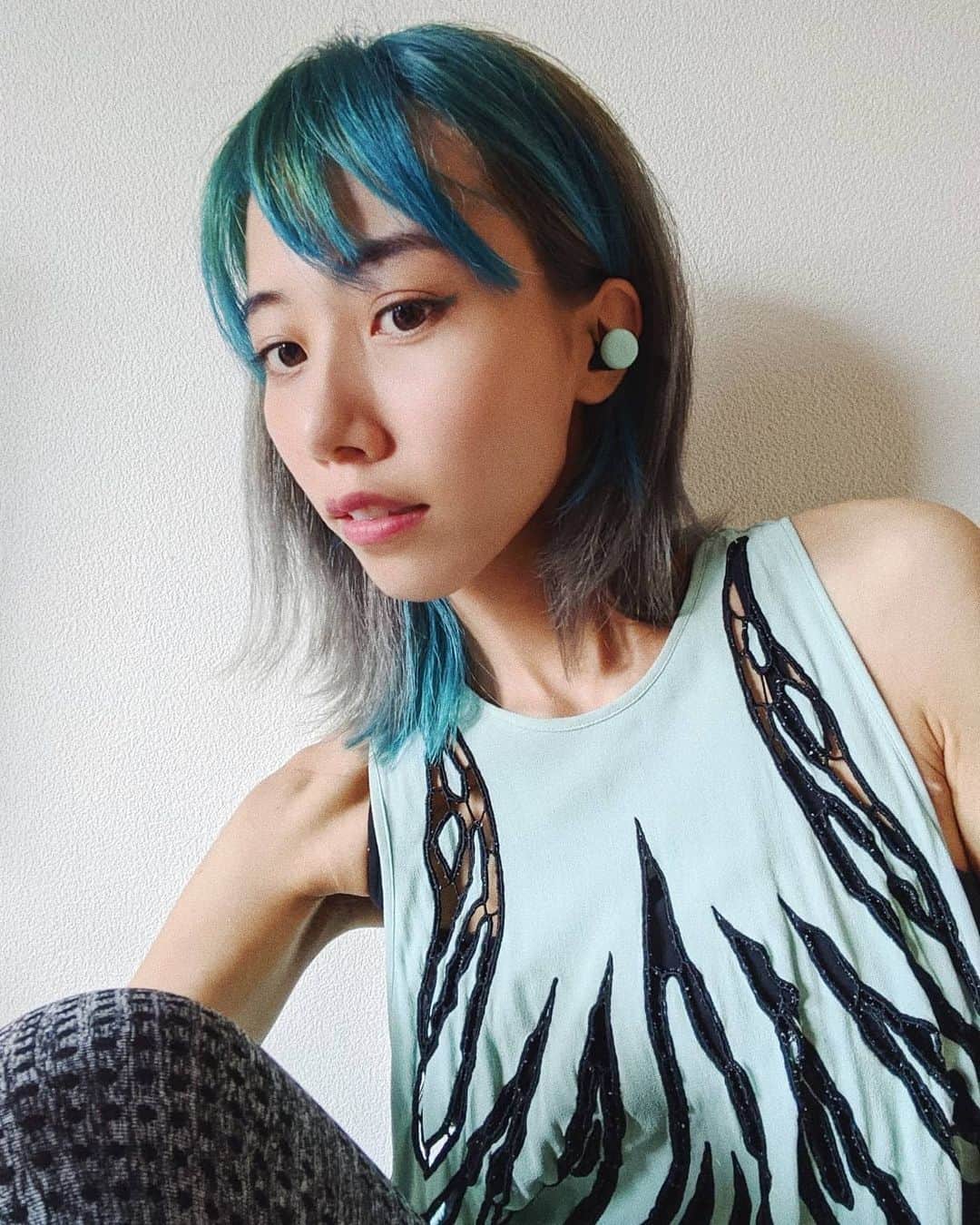 草野絵美のインスタグラム：「mint in my ears🌱🛸 かわいい、ありがとう✨  #pixelbuds」