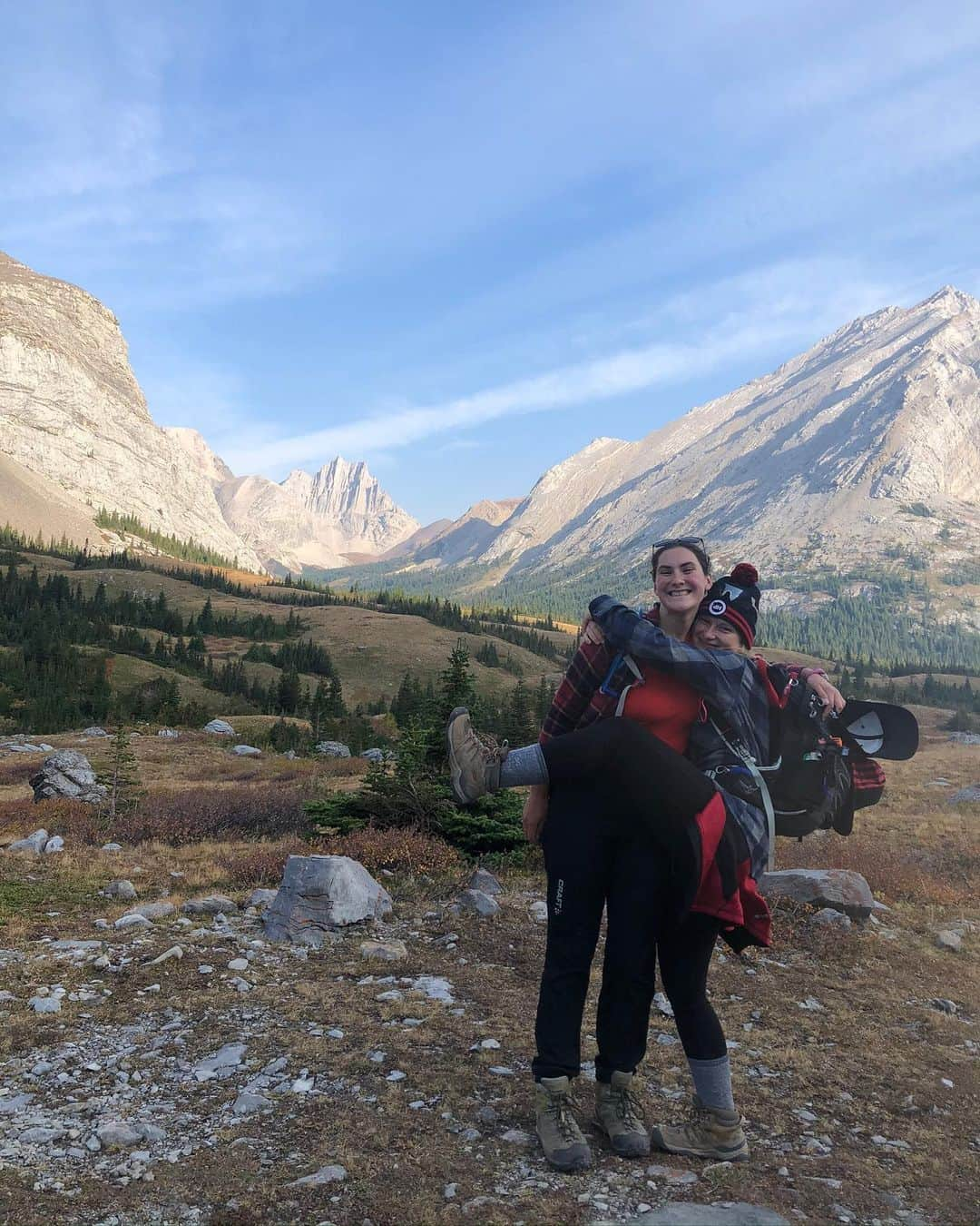 ヘイリー・ベルさんのインスタグラム写真 - (ヘイリー・ベルInstagram)「Get yourself some friends that will come on crazy 20+ kilometre hikes with you cause you’ve always wanted to do the trail! Love you ladies 💕 . . . . #kananaskiscountry #explore #explorealberta #canadianrockies #tombstonelakes #hike #getoutthere #activeforlife」9月13日 10時21分 - hayleighbell