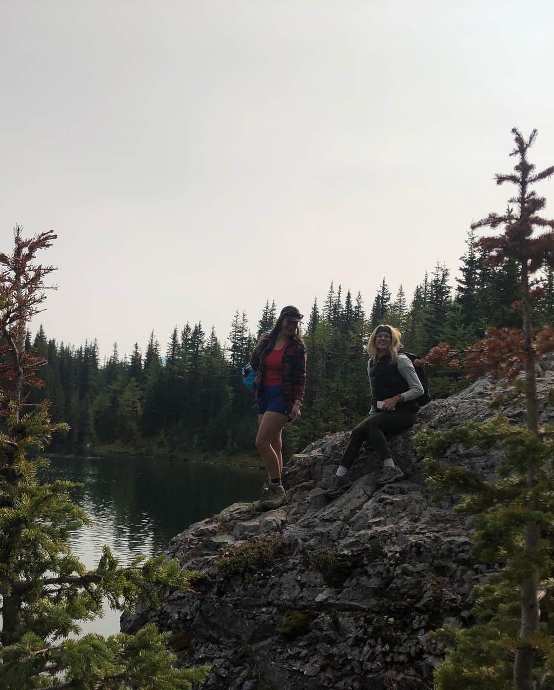 ヘイリー・ベルさんのインスタグラム写真 - (ヘイリー・ベルInstagram)「Get yourself some friends that will come on crazy 20+ kilometre hikes with you cause you’ve always wanted to do the trail! Love you ladies 💕 . . . . #kananaskiscountry #explore #explorealberta #canadianrockies #tombstonelakes #hike #getoutthere #activeforlife」9月13日 10時21分 - hayleighbell