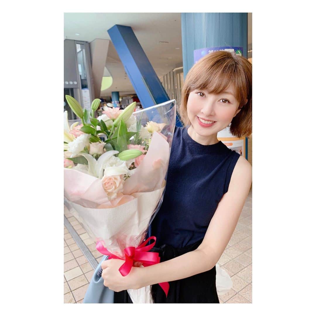 相沢礼子さんのインスタグラム写真 - (相沢礼子Instagram)「#誕生日プレゼント に、こんなに大きな花束を頂きました〜😍💐 あやちゃんありがとう😭🙌✨ #家 でもお花があると癒されます☺️  #happybirthday  #flowers  #花束  #friends  #happy  #thankyou」9月13日 10時17分 - reikoaizawa828