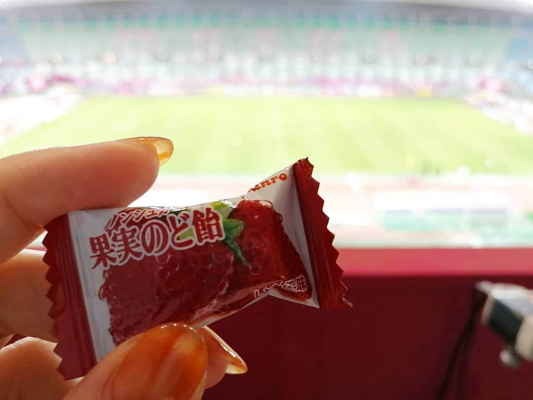 林智美 のインスタグラム：「先日の セレッソ大阪vsコンサドーレ札幌戦⚽  札幌ペトロヴィッチ監督から頂いたのど飴🍬 かけて頂いた言葉も嬉しかった。  限られた時間内では難しいところもありますが、 監督や選手の皆さんの人となりを もっと伝えられたら…と改めて思った日。 精進します🎤  #サッカー #soccer #Jリーグ #j1 #セレッソ大阪 #コンサドーレ札幌 #中継 #DAZN #リポーター #インタビュー #mc #フリーアナウンサー #ラジオDJ」