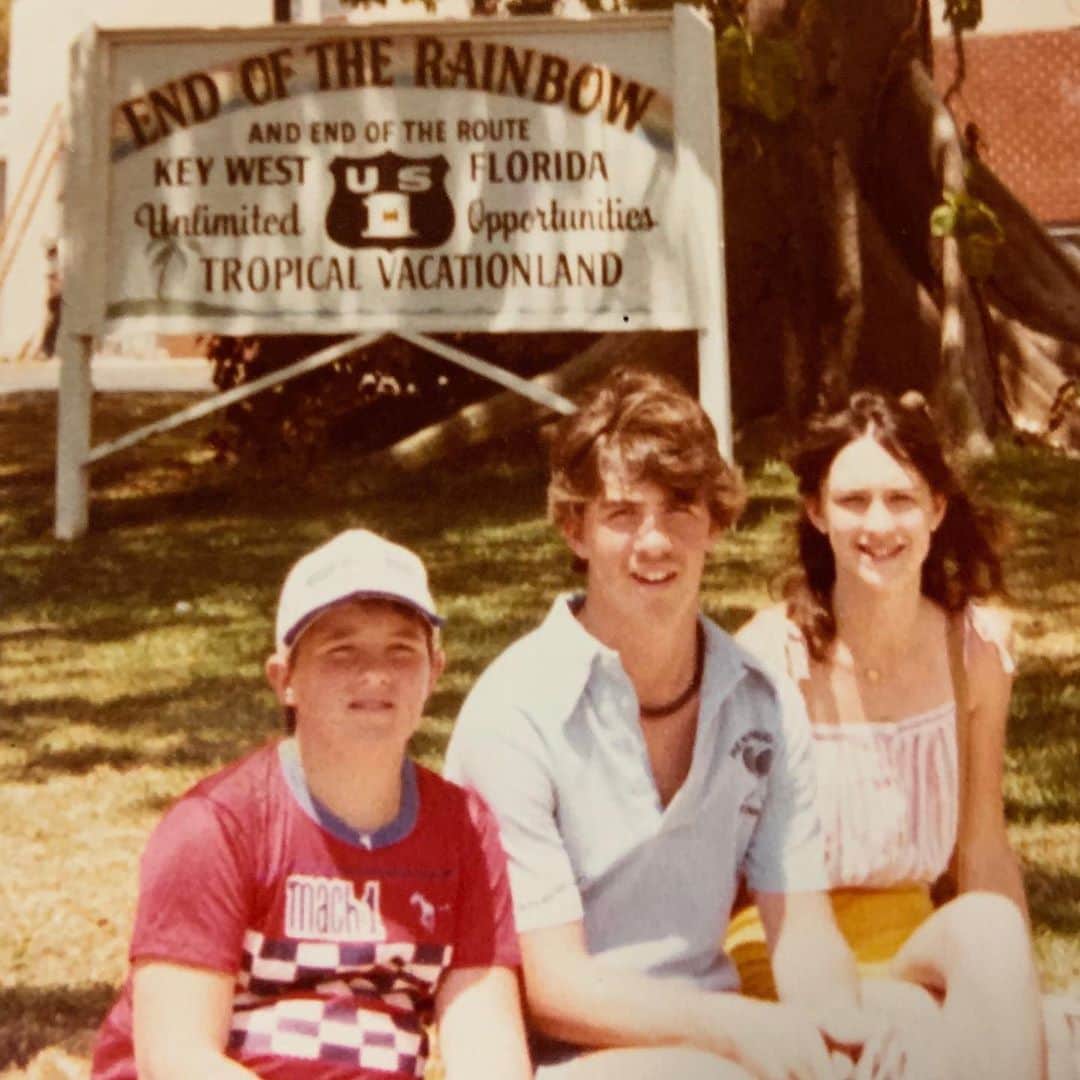 ケヴィン・スミスさんのインスタグラム写真 - (ケヴィン・スミスInstagram)「Even though Dad worked at the @uspostalservice, Mom was always able to stretch his salary to take their kids on vacation during Easter breaks from school. So in this first pic, I’m with my brother Don and sis @virginia_in_vienna at @buschgardens, circa 1980 (note the new @starwars t-shirt). Next up is a pic from Florida, circa 1981 (you can see the gut starting to grow). The third pic is from the @chinesetheatres Forecourt, circa 1979. We’re posed not far from where my handprints and footprints are now forever ensconced beside @jaymewes. And the final pic was the family trip we took to Paris back in 2017 (which was the first time we’d all went away together since 1983). #KevinSmith #family #70s #80s」9月13日 10時29分 - thatkevinsmith