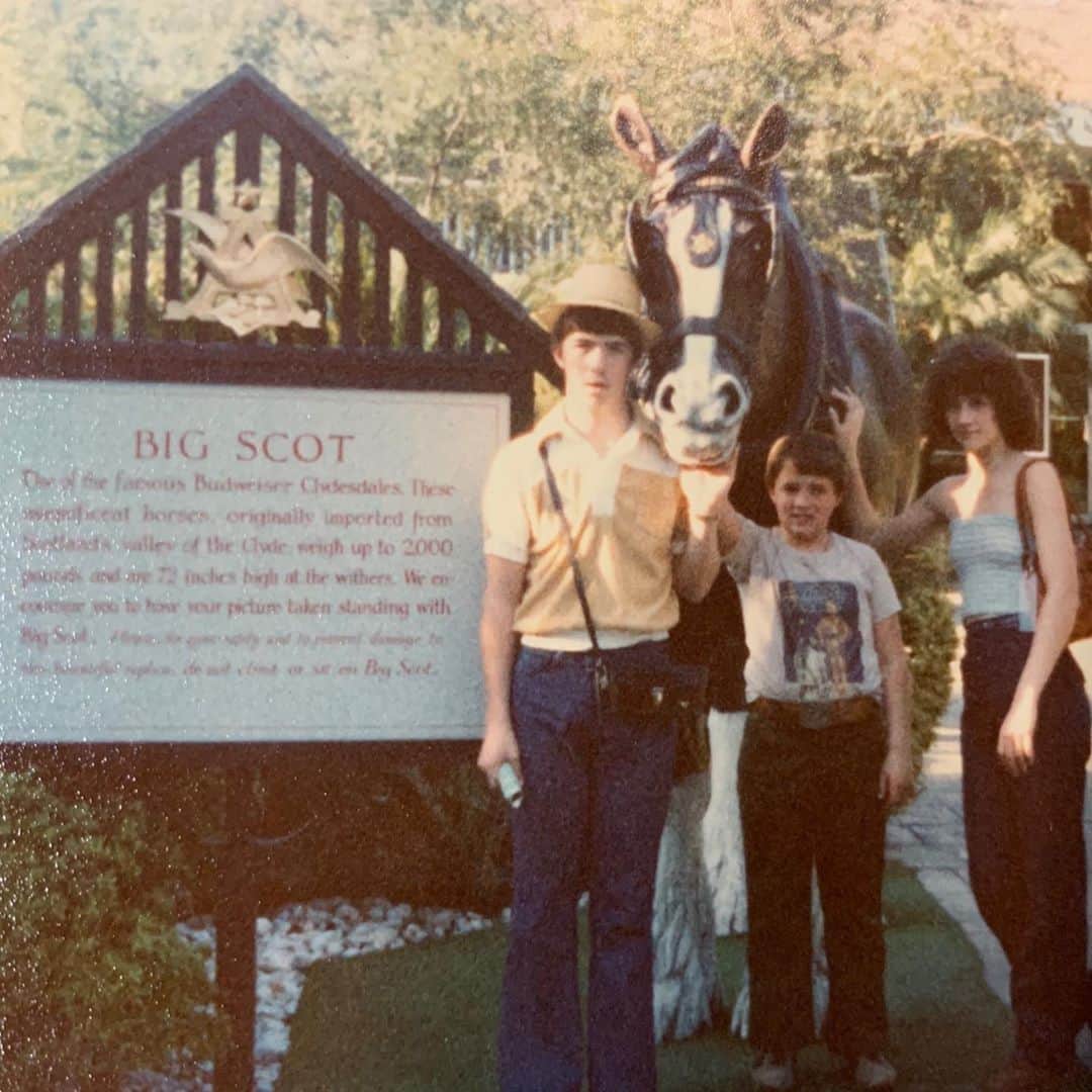 ケヴィン・スミスのインスタグラム：「Even though Dad worked at the @uspostalservice, Mom was always able to stretch his salary to take their kids on vacation during Easter breaks from school. So in this first pic, I’m with my brother Don and sis @virginia_in_vienna at @buschgardens, circa 1980 (note the new @starwars t-shirt). Next up is a pic from Florida, circa 1981 (you can see the gut starting to grow). The third pic is from the @chinesetheatres Forecourt, circa 1979. We’re posed not far from where my handprints and footprints are now forever ensconced beside @jaymewes. And the final pic was the family trip we took to Paris back in 2017 (which was the first time we’d all went away together since 1983). #KevinSmith #family #70s #80s」