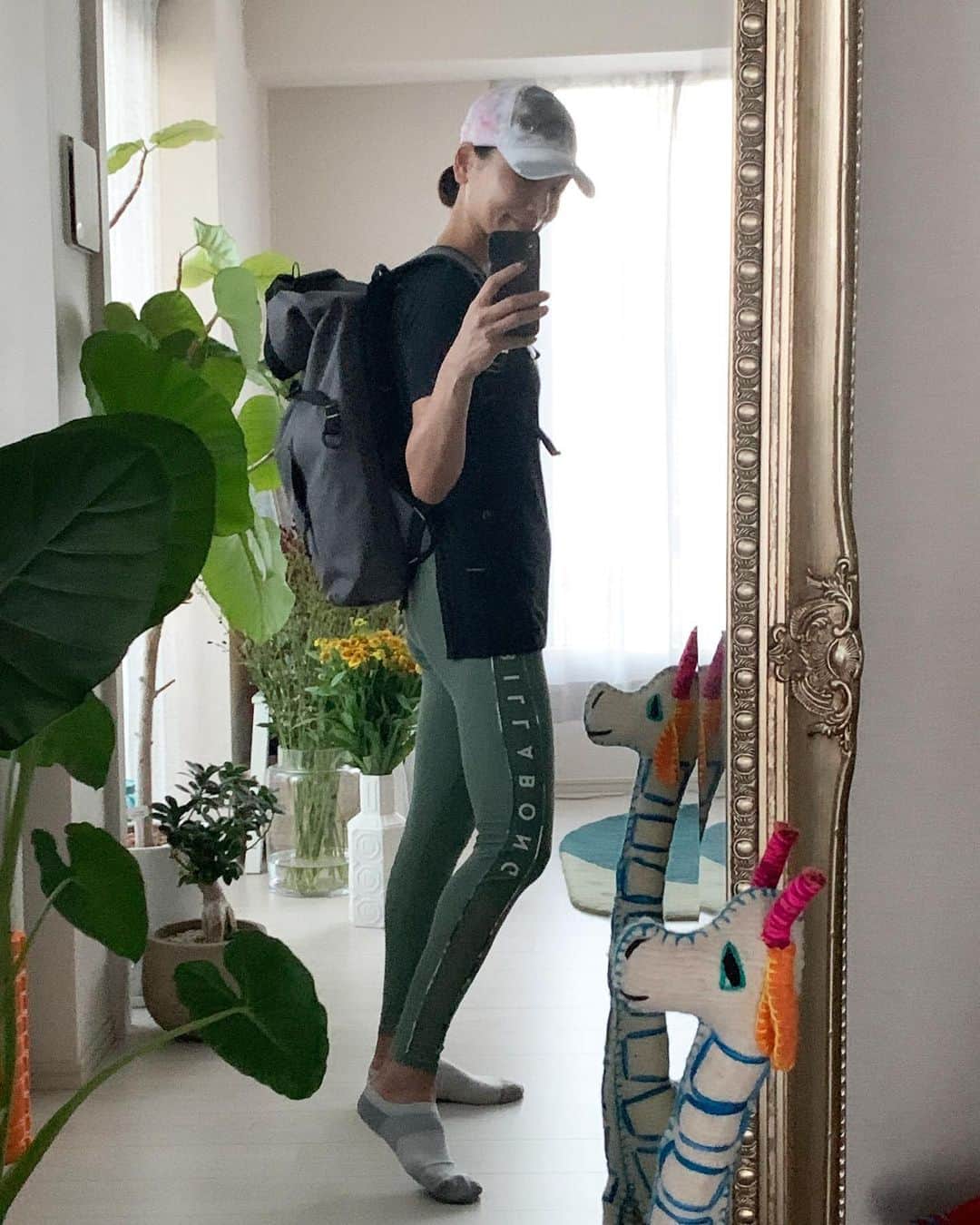 黒沢祐子さんのインスタグラム写真 - (黒沢祐子Instagram)「・ ・ 昨晩お風呂の中で山に行きたい！と思い立ち 4時起きして日焼け止めと💄だけ塗り高尾山へ  7時頃に着いて一番好きな第六号路を汗ダクで駆け上がり40分で山頂へ まだ売店はやってなかったから山頂でのビールは 飲めなかったけど  帰りは薬王院にご挨拶をして、第四号路を軽快に下るが かなり裏太ももにきた😂  薬王院は保育園がお寺で、仲良かったのか⁉︎ お泊まり保育をお寺でしたことがある記憶 そして天狗が有名な👺お寺  私八王子育ちだから、通算50回は登っているんじゃないかくらいの高尾山 兄も老舗のお蕎麦屋さんでアルバイトしてたっけ  下山して、天然温泉極楽湯でゆっくり身体をマッサージしながら温泉に浸かる 朝早かったから空いていたよ で、生ビール飲み干して帰路へ  充実の日曜日amの過ごし方 マイナスイオン溢れる都内の山へ🌳 みなさんもいかがですか？ ・ ・ #life #休日の過ごし方  #思いつき #生ビールのうまきこと #帰りはサンダル #帰ったらまた蒸し野菜でブランチしよ」9月13日 10時22分 - yukowedding