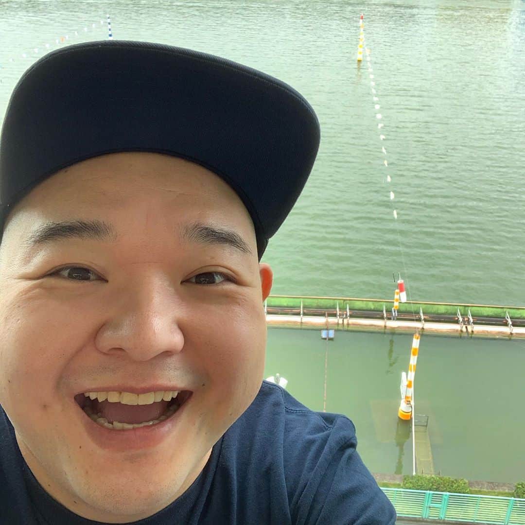 内山信二のインスタグラム：「このあと10時40分ぐらいから  ボートレース多摩川にて配信‼️  裏どちゃんこTV📺観てね〜🙌  https://youtu.be/8GqzBUxApwA  #ボートレース #ボートレース多摩川 #裏どちゃんこTV #優勝戦 #予想 #当てたい #内山信二 #中川おさむ #阿部宣祐」
