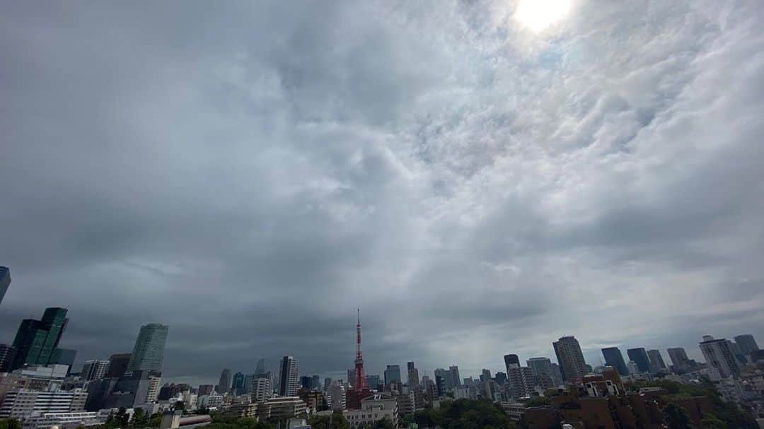 テレ朝newsさんのインスタグラム写真 - (テレ朝newsInstagram)「きょうは低気圧や前線の影響を受け、広く不安定な天気となる見込みです。特に、北日本では太平洋側を中心にまとまった雨となり、風が強まるところもあるでしょう。関東は午前中は日差しが期待できますが、午後は天気は下り坂で、夕方は雷を伴ってザっと強まる時間もありそうです。#テレビ朝日#テレ朝#六本木#テレ朝news#ニュース#東京#japan#tokyo#roppongi#tvasahi#news#follow#フォロー#写真#テレビ局#動画ニュース#雨#天気#曇#天気予報#いまそら#晴れ」9月13日 10時25分 - tv_asahi_news