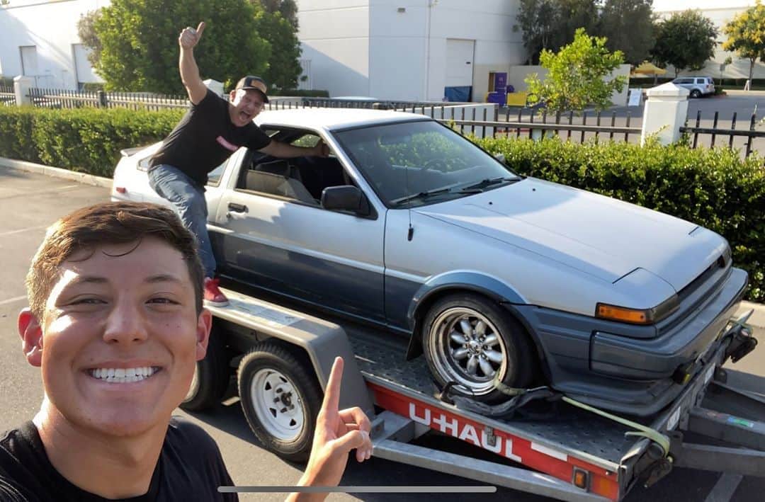 スティーブのインスタグラム：「Introducing our brand new father son Toyota AE 86 project!! What better than this car after the RX7 ?? The reveal video is now live!! ついにハチロク買っちゃいました！これからまた楽しい親子DIYシリーズがスタートするのでお楽しみに！ 新作動画をチェックしてね」