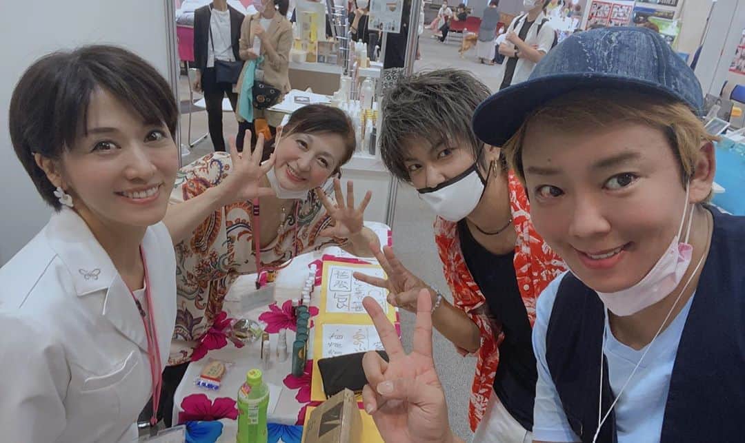 のインスタグラム：「#癒しフェア1日目  ママと僕と 一生懸命 来てくれたお客様に 施術しました。 今日も頑張るよ。僕。 今日は14時からママとトークショー^ ^ 僕頑張る^ ^」