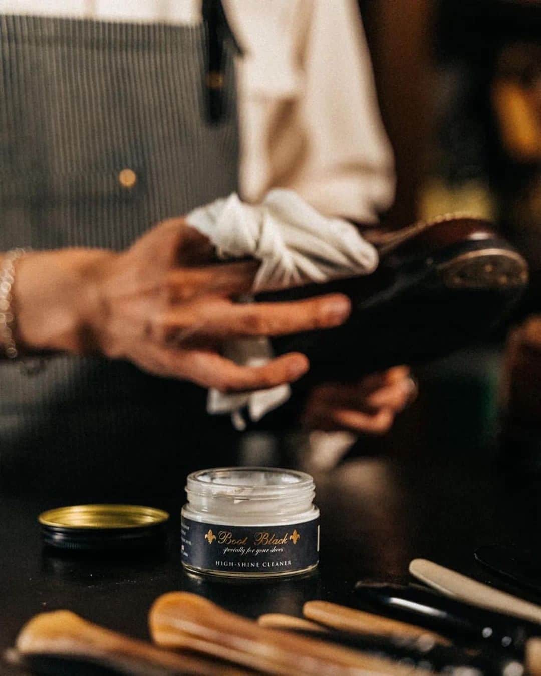 bootblack_officialさんのインスタグラム写真 - (bootblack_officialInstagram)「Removing a layer of wax with the High Shine Cleaner. Photo by : @broguechina 🇨🇳  #columbus#bootblack#shoecare#shoeshine#shoepolish#shoegazing#shoestagram#mensshoes#mensfashion#leathershoes#madeinjapan#japanmade#japan#china#shenzhen#shenzhenchina#shenzhencity」9月13日 10時34分 - bootblack_official
