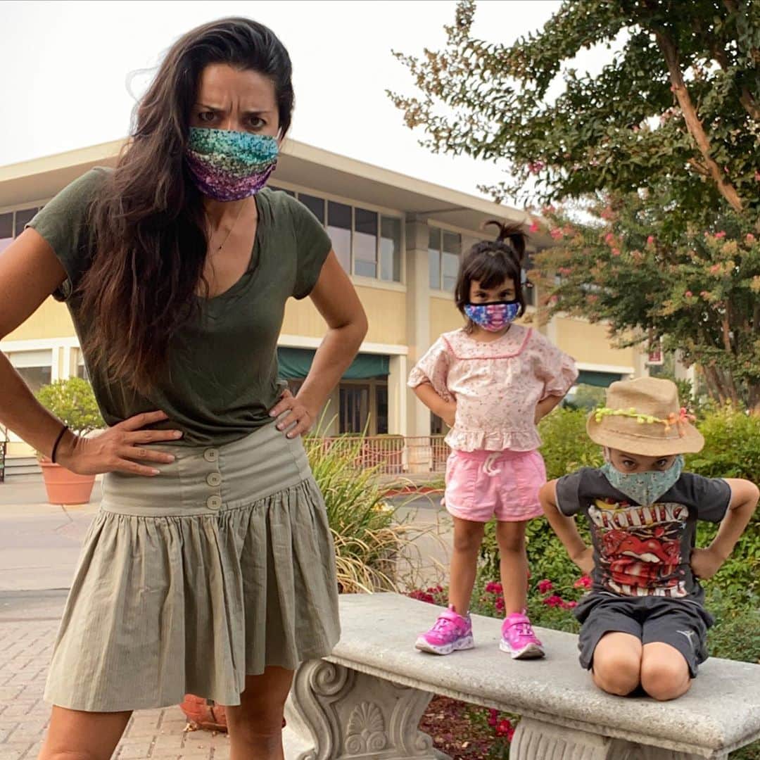 アンドレア・フエンテスのインスタグラム：「Step 1: Accept we cannot do nothing outdoors. Corona, fires, social distance, everything closed. This is the plan? Got it. Step 2: Choose between being frustrated or adapt. Step 3: Be creative and do what you can with what you have. Step 4: ... just patience.... Step 5: Screen time helps. Breathe. Don’t feel guilty. Tomorrow more. Let’s go 💪」