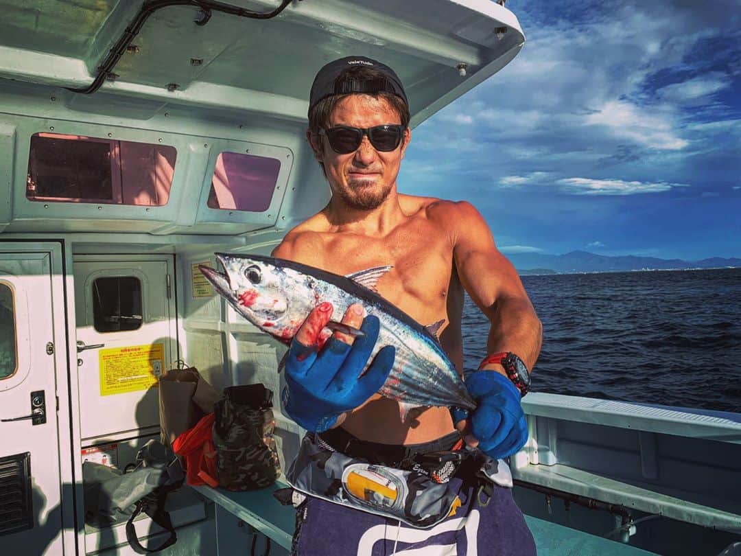 岡田遼のインスタグラム：「飛ぶなよ飛ぶなよ？  #カツオ」