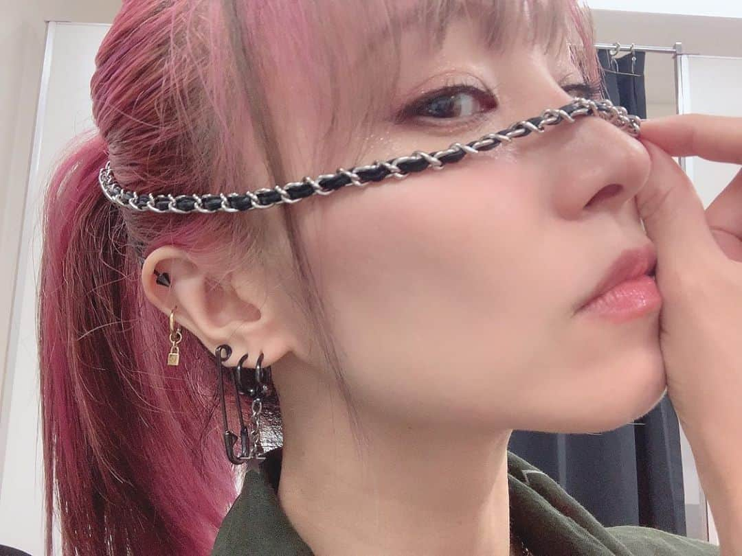 LiSAさんのインスタグラム写真 - (LiSAInstagram)「おはよー☀︎ 今日も朝から昨日のTHE MUSIC DAY 様取り上げていただいています。皆と出現させたすごいやつー🔥うれしー🔥 そして、最近ポニテが多いのでポニテのアクセをたばたさんが作ってくれました⛓ @tabatabamake 何でも作れてすごいっ！⛓  #たばたばへあめいく」9月13日 10時42分 - xlisa_olivex