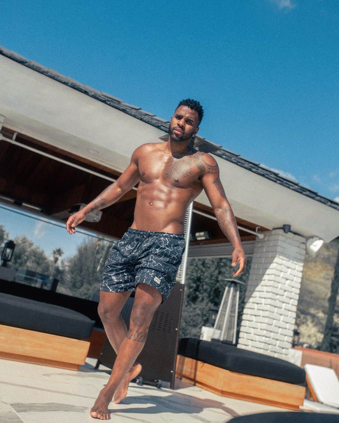 ジェイソン・デルーロのインスタグラム：「When it’s hot, you know where to find me 💦☀️」
