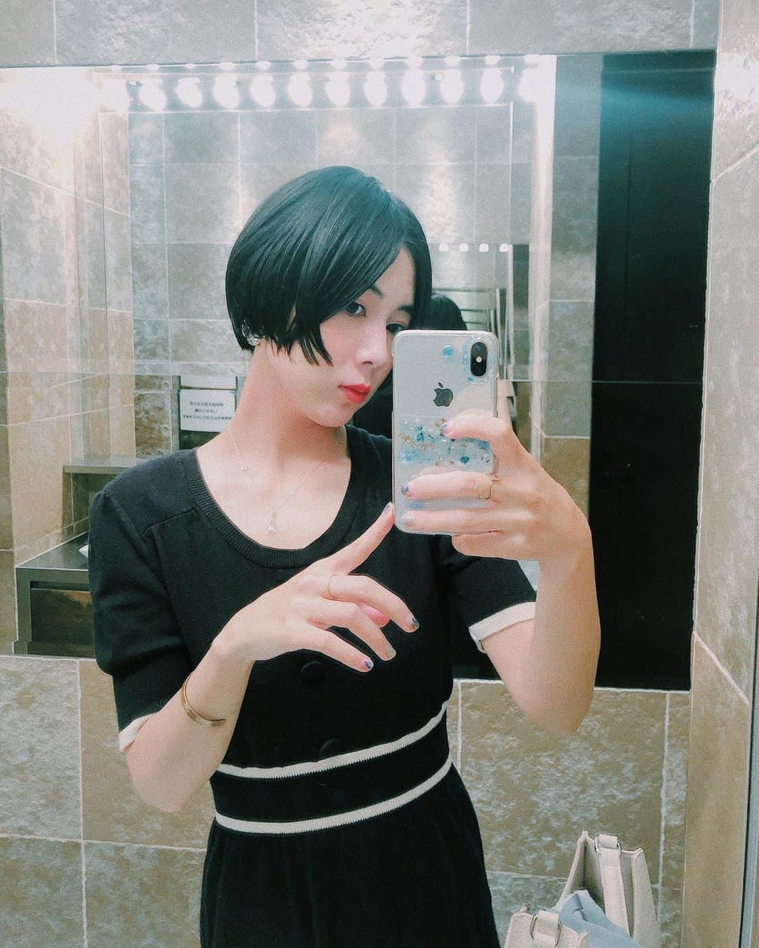 木村仁美のインスタグラム：「今年に入って断然黒が好きになってきました。  黒い服にときめくようになってきて、それはそれで新鮮です…❁  📷ワンピースは一昨年？ロンドンの古着屋さんで購入したもの◎  好きな色が移り変わっても、私は私なのです。(でも、根本は青と白が好き)」
