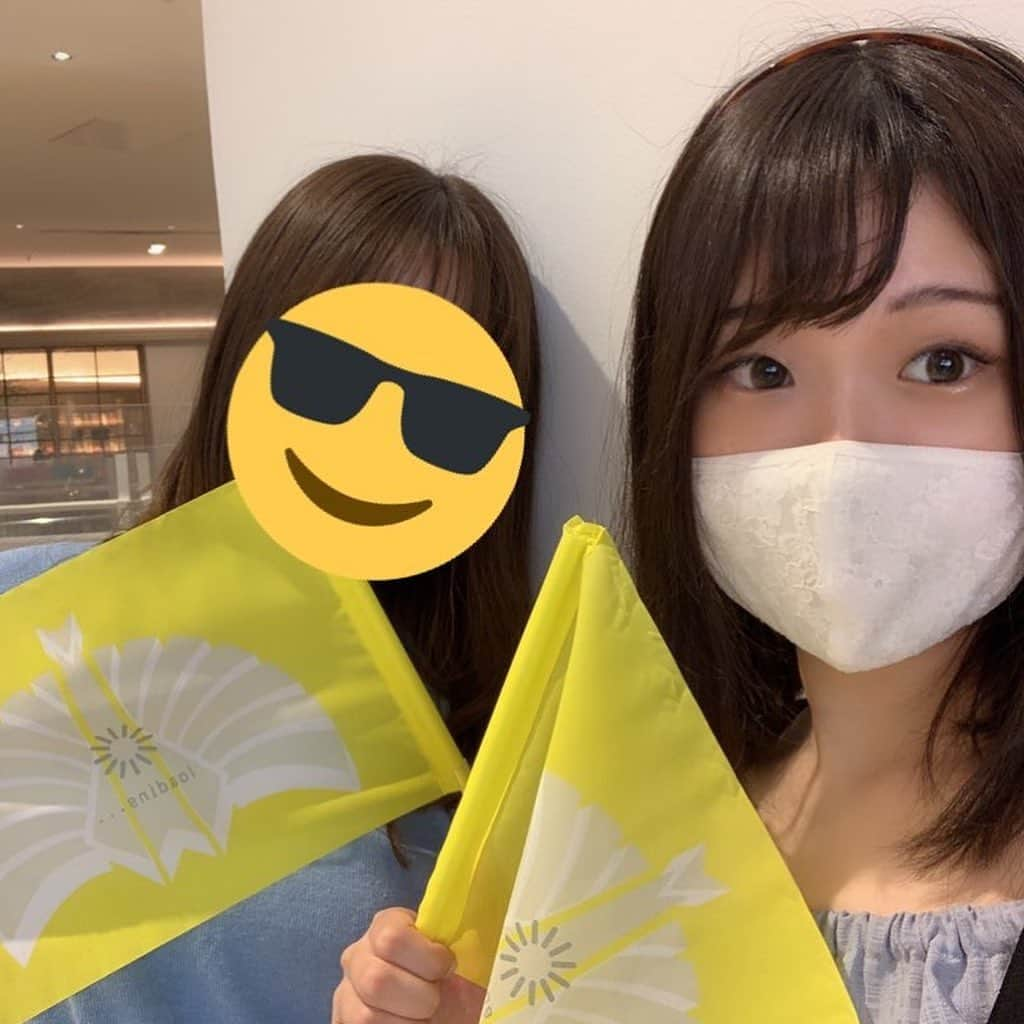 中村菫のインスタグラム：「昨日、高校の友達と東京事変のライブを映画館で堪能してきました！🦚  すごくかっこよかったしなによりメンバー5人が楽しそうだったのが良かったなぁ...... 🍁☁🐢🍎⚔️ 途中旗振りながら泣いちゃいました  最後だけ撮影OKだったので◎ 楽しすぎてあっという間に終わっちゃった🥀  はやく普通にライブができる日々が戻ってきて欲しいなぁ😌  #東京事変 #ニュースフラッシュ #ライブビューイング #ミスコン #ミス医科歯科」