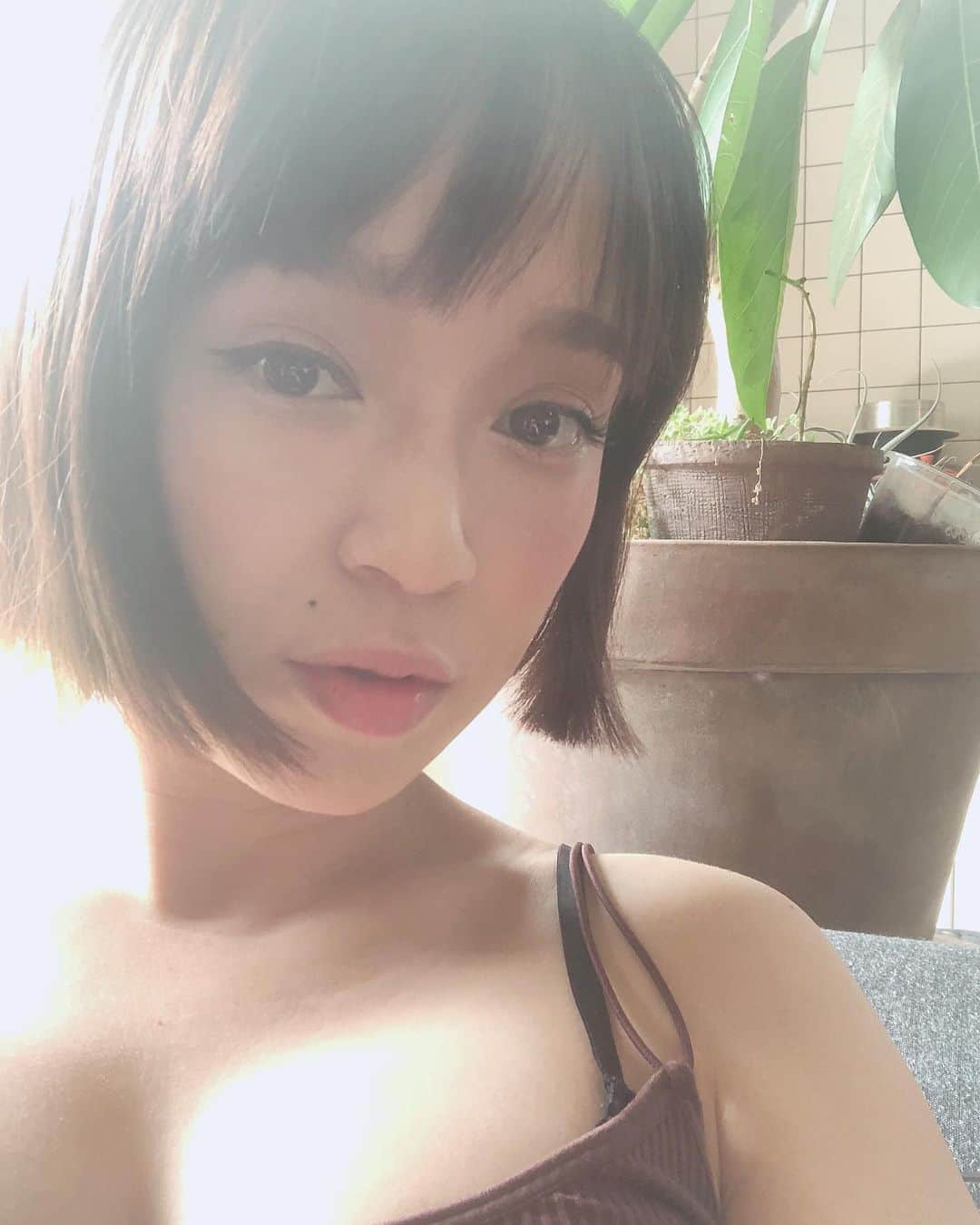 Soweluのインスタグラム：「あたたかく差し込む 太陽の光が好き  だんだんと秋めいてきたのかな ゆうべの外は寒かったなぁ  でももう少しだけ夏を感じたい  この前久しぶりに @eyeroom_mira で マツエクメンテしてきました✴︎ ミラちゃんはいつも丁寧でとっても上手だから安心して行けるサロンなの🌿 オススメだよ🕊 Thankyou mira chan☺︎ ・ ・ #lovesunshine #haveagoodday」