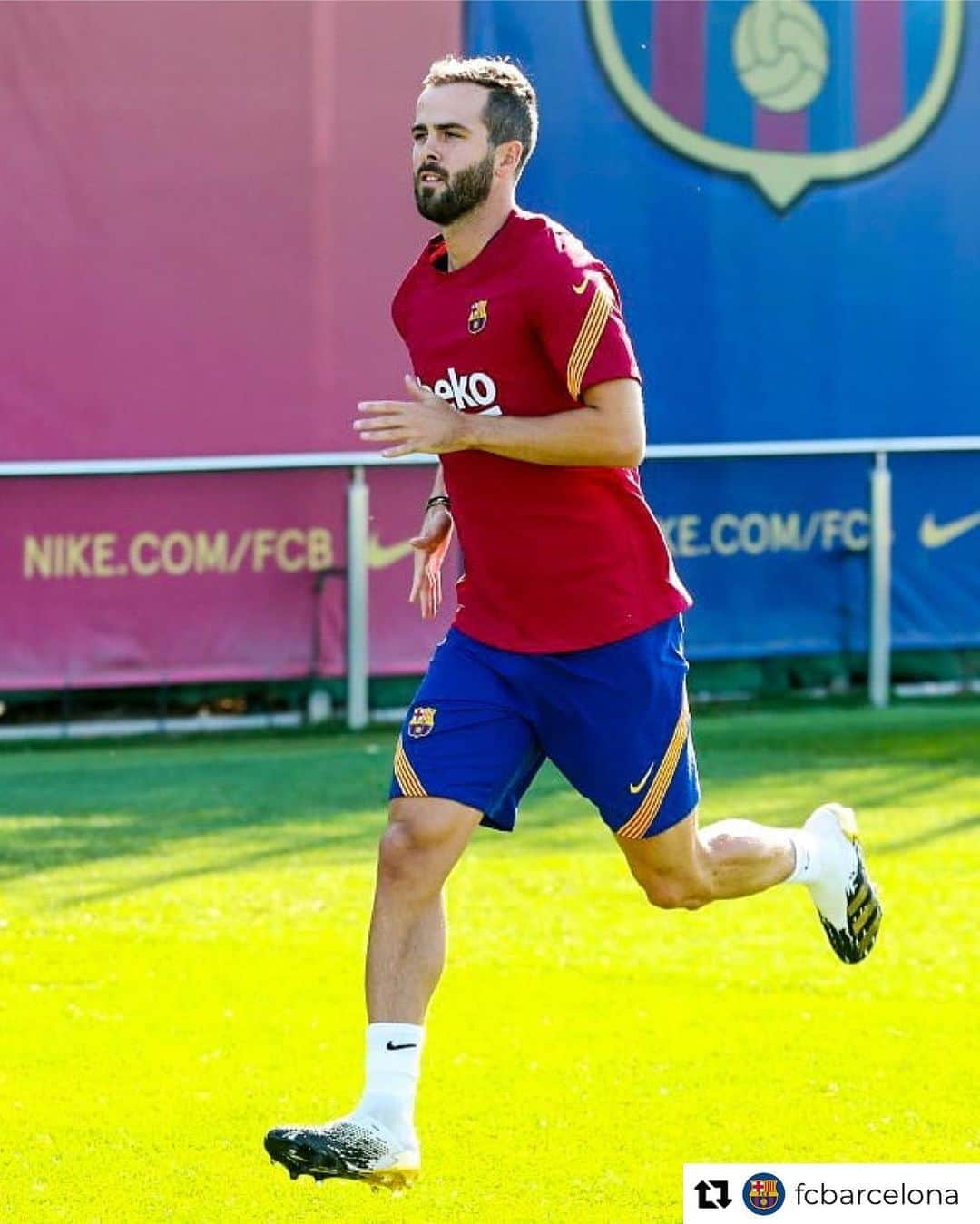 LFPさんのインスタグラム写真 - (LFPInstagram)「@miralem_pjanic is here! 💪🏻  ¡#Pjanic ya entrena a las órdenes de @ronaldkoeman! 🔥  #LaLiga #LaLigaSantander #Barça #Football #HayQueVivirla #YouHaveToLiveIt #ViveLaLigaSantander」9月13日 11時01分 - laliga