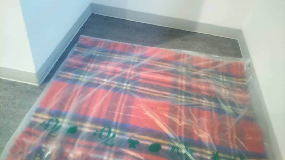 伊藤修子さんのインスタグラム写真 - (伊藤修子Instagram)「ヨガマット的なものを持っていないので買おうと思いつつ邪魔になりそうで買っていません。 ひざ掛けを70Lゴミ袋に入れたらピッタリです。床でのゴロ寝に…。😅」9月13日 11時03分 - itoshuko