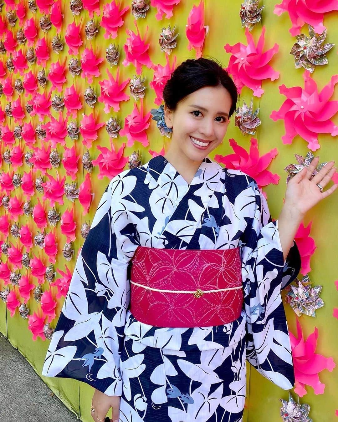 黒田麻理耶さんのインスタグラム写真 - (黒田麻理耶Instagram)「. まいちゃんとの夏の思い出👘🎐💓 . 浅草の写真スポット「浅草花月堂」✨ 風車の色は時期によって変わるようです😊 . 来週から少し気温が下がるみたいだけど、 そろそろ夏も終わりなのかな〜？ でも暑がりの私はまだまだ夏服じゃないと無理そう🤢 . #浅草花月堂  #浅草  #浅草写真スポット #風車  #夏の思い出  #2020夏 #浅草着物レンタル  #浅草浴衣レンタル #東京着物レンタル  #江戸和装工房雅 #浴衣  #浴衣ヘア」9月13日 11時10分 - mariya_kuroda