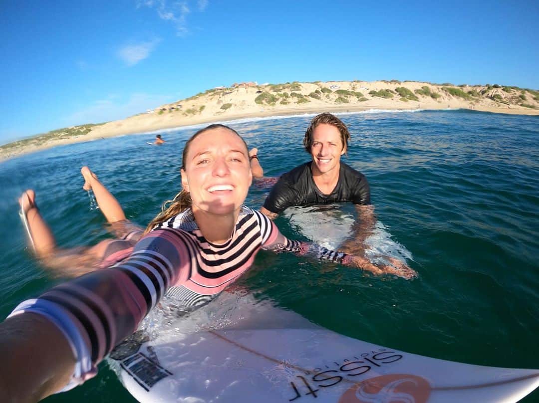 レイキー・ピーターソンのインスタグラム：「Sunburnt and surfed out. 💛✨🌞 epic week with great friends. @gopro」
