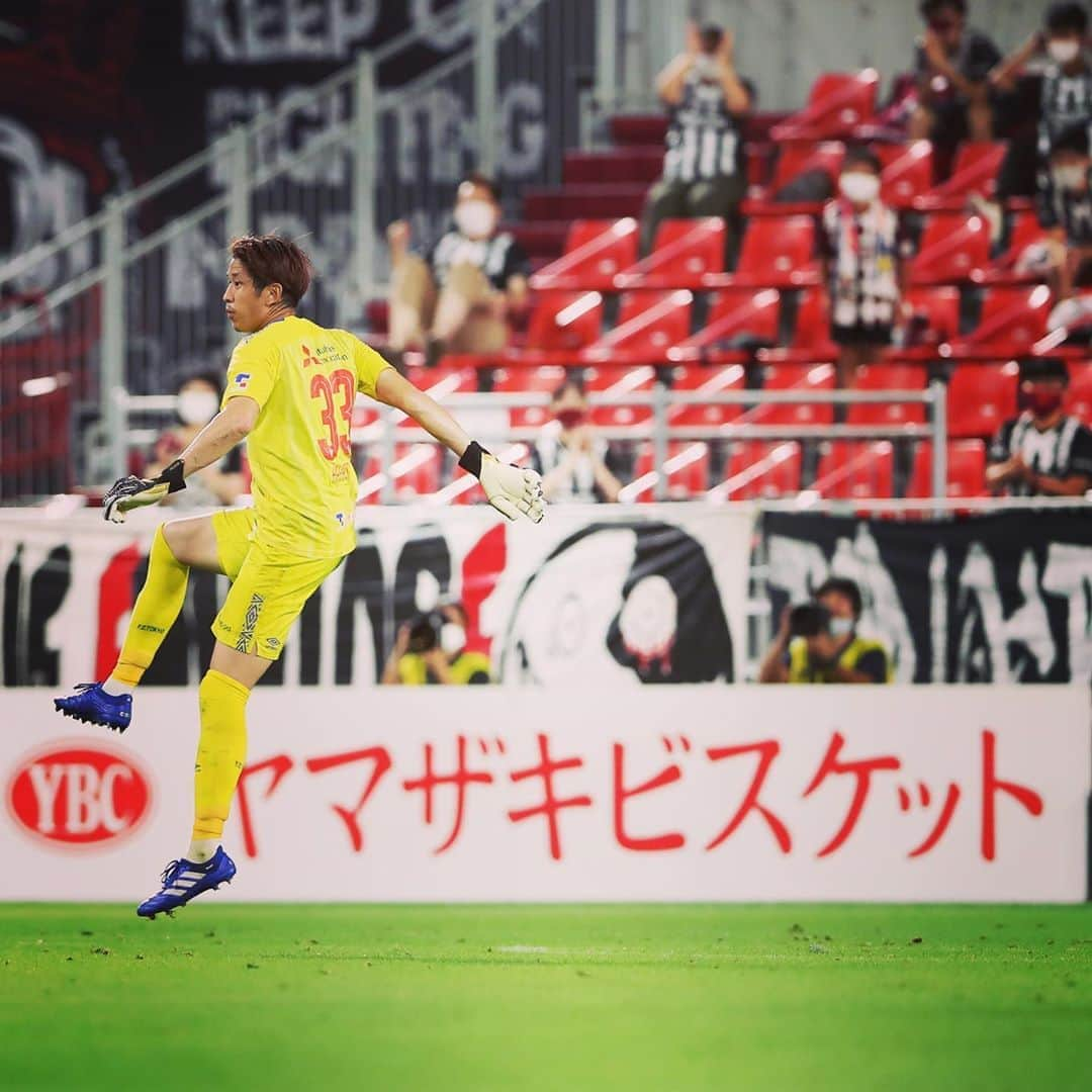 FC東京オフィシャルグッズさんのインスタグラム写真 - (FC東京オフィシャルグッズInstagram)「🔵🔴 vs #ヴィッセル神戸 この試合でJ1通算250試合出場を達成。おめでとう、アキ!! 次節、ホームでアキとともに勝利を。 @aki_hayashi0507  @fctokyoofficial  #林彰洋 #FC東京 #fctokyo #tokyo」9月13日 11時12分 - fctokyoofficial