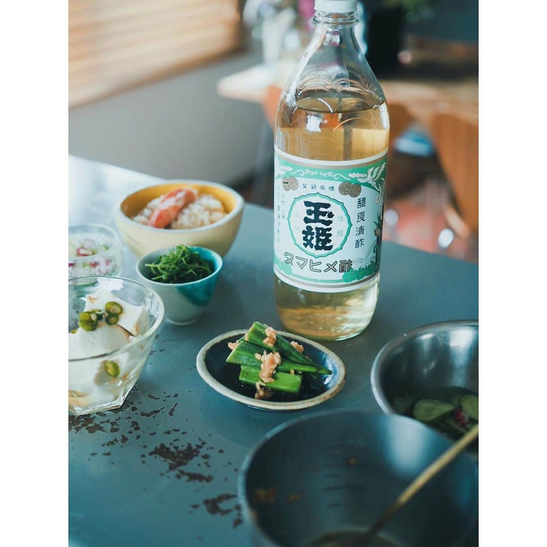 高山都さんのインスタグラム写真 - (高山都Instagram)「洗い物面倒でも、小鉢が色々あるスタイルがやっぱり1番好きです。 日本酒用のぐい呑もうつわとして使っちゃうのも、ずーっと好きな付き合い方。 おかひじきは茹でてレモンと柚子胡椒で和えたり、キュウリとラディッシュは薄く切っておいしい塩で揉んで水分ギュッと絞るだけ。 お豆腐には青唐辛子と魚醤とお酢のタレ、茹でたオクラはお酢と醤油と生姜とラー油。 味付けが、全部違うと食べてて飽きない。 酸っぱいの、ちょっと辛いの、塩味、味噌…とか。 あ、お酢はROOMにリンク貼ったので、よかったら。 さて、今日も原稿のレシピおこし。がんばろう。 #みやれゴハン」9月13日 11時12分 - miyare38