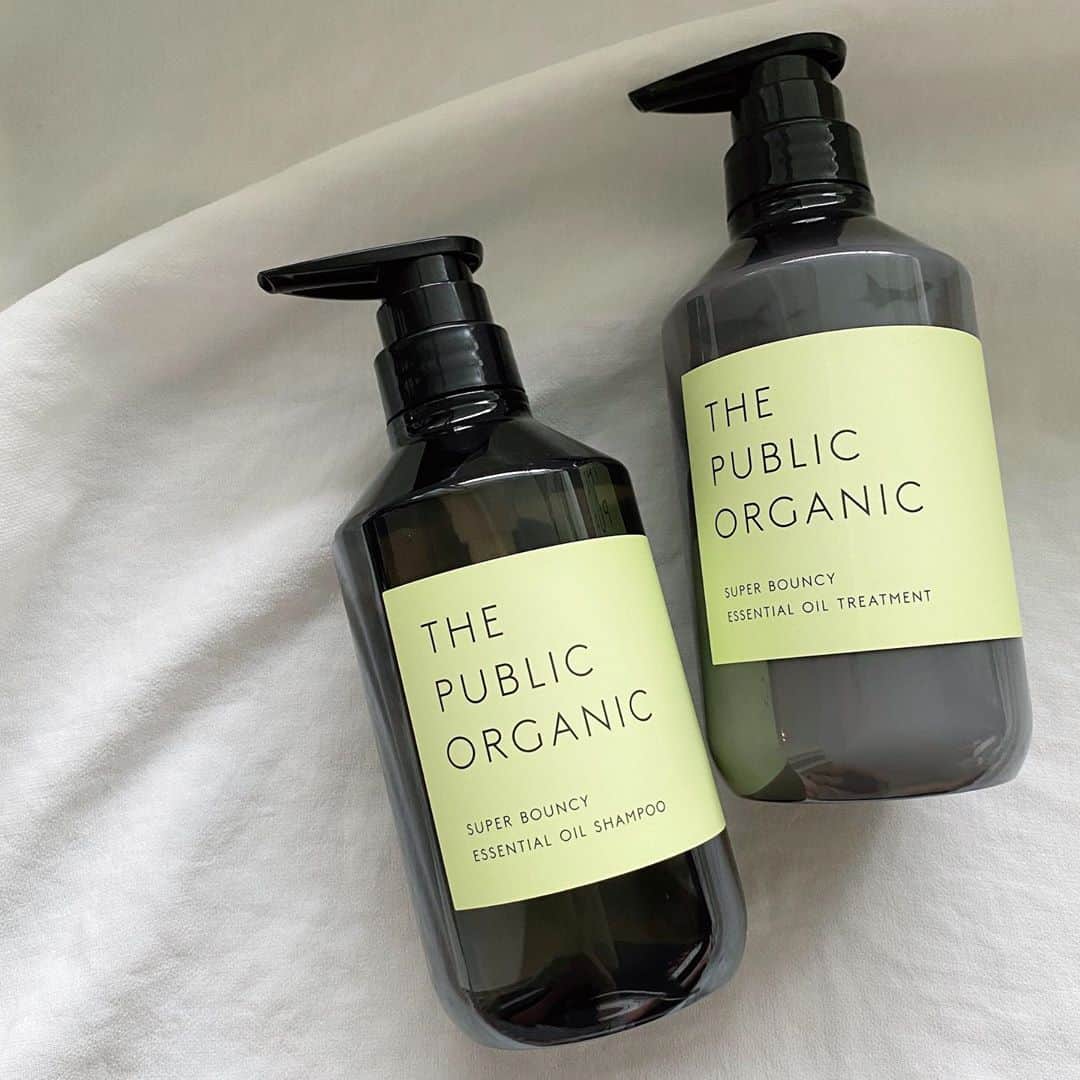 スミス楓のインスタグラム：「@thepublicorganicofficial﻿ 9/14に発売される新シリーズ🍐﻿ ﻿ ストレス髪に着目したシャンプー﻿ マンダリンとゼラニウム精油の香りで免疫力と抗酸化力を高めてくれるんだって🙂﻿ スパ気分でバスタイムにリラックスできる🛁﻿  ﻿ しっとりまとまるからヘアオイルなしでも全然平気！2枚目ブローしただだけどいい感じ ﻿ 髪にめっちゃ合ってるみたいだからリピートする🧏🏻‍♀️﻿ ﻿ #THEPUBLICORGANIC #ザパブリックオーガニック﻿ #ヘアケア#ストレスケア#ストレス髪に精油の力﻿」