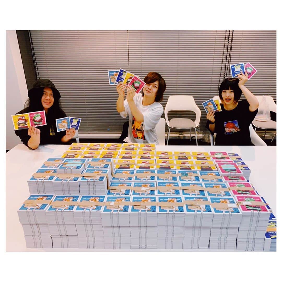 こやまたくやのインスタグラム：「メンバー全員がサインを4万3000枚書き終えました！1ヶ月かかったぜ。到着をお楽しみにね！  サイン付きを買えなかった方はクリスマスカード付きのがあるから是非そっちをね！ #もはやサイン付きじゃない方がレア  #サインが出回りすぎているバンド」