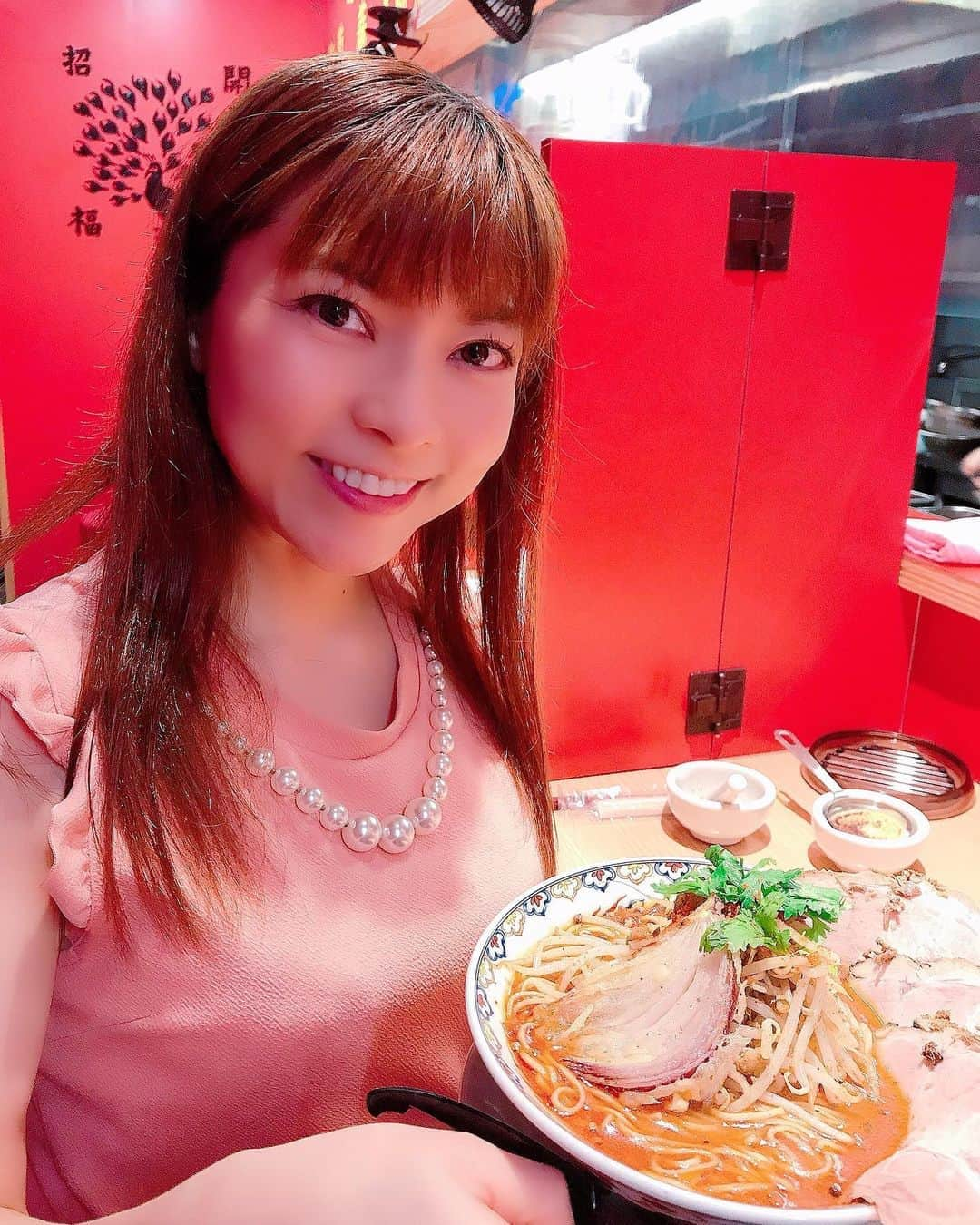 DJ MIYAさんのインスタグラム写真 - (DJ MIYAInstagram)「みなさーん♪💖こんばんわぁ💖今夜は東池袋にある、「スパイスらぁ麺 喰JACK」さんで、絶品な麺🍜dinnerしてきたよーぉ♪  @ku_jack_  池袋駅からめっちゃ近い♪💖 お店の入り口から赤い感じで、インパクトのある店内には、沢山のスパイスが！！  『又晓 紅孔雀』（チャーシュー　アカクジャク）1080円にトッピング！ you xiao kong que.  わぁー！すごーい！！豪華でびっくりー！💗 綺麗な色ー！それに、それぞれのspiceとパクチーがとてもいい香りです♪  麺の太さや辛さ、スパイスも色々と効能とかも見ながら選んだよぉ♪🌈  細麺をchoiceしましたぁぁ❤️(o^^o) 辛さは3カラ♪  めっちゃめっちゃ美味しーい！！！💖 紅孔雀は、塩＋トマトがベースなのでまろやかーなsoupの味に、さらにtoppingしたチーズ🧀をとろーりと乗せたらさらに、クリーミー。 しかも！ラーメンの具材の中に『オムレツ』が入っててびっくり♪ 全部好きなものが入ってるぅ♪💗  オリジナルの叉焼も美味しすぎて、パクッとぺろーり食べられちゃいましたぁぁ♪🌈  ひゃぁー！これはボリューミーな上に、身体にも美容にも良くて大満足ですねーん♪  コリアンダー追加で、トッピングは、炙りチーズ（＋200円）  食べ終わったときには、身体がポカポカっっ温かいよぉ♪💖  とっても美味しかったぁ❤️(^^)  ぜひみなさーん行ったみてね♪🌈  #喰JACK #ramen #シビカラ #激辛グルメ #池袋ラーメン #スパイスラーメン #pr　 #ラーメン好き #池袋ラーメン屋 #グルメ女子 #辛いの好き #グルメ #スパイシー #激辛パトロール #グルメ好き #今日のコーデ #今日のファッション #インスタ映えグルメ #フィットネス女子 #ワークアウト女子 #麺スタグラム #インスタグラマー #インフルエンサー #麺好き #美容 #女子会コーデ #中華料理好き #ラーメン部 #東京グルメ #池袋グルメ」9月13日 22時01分 - dj_miya