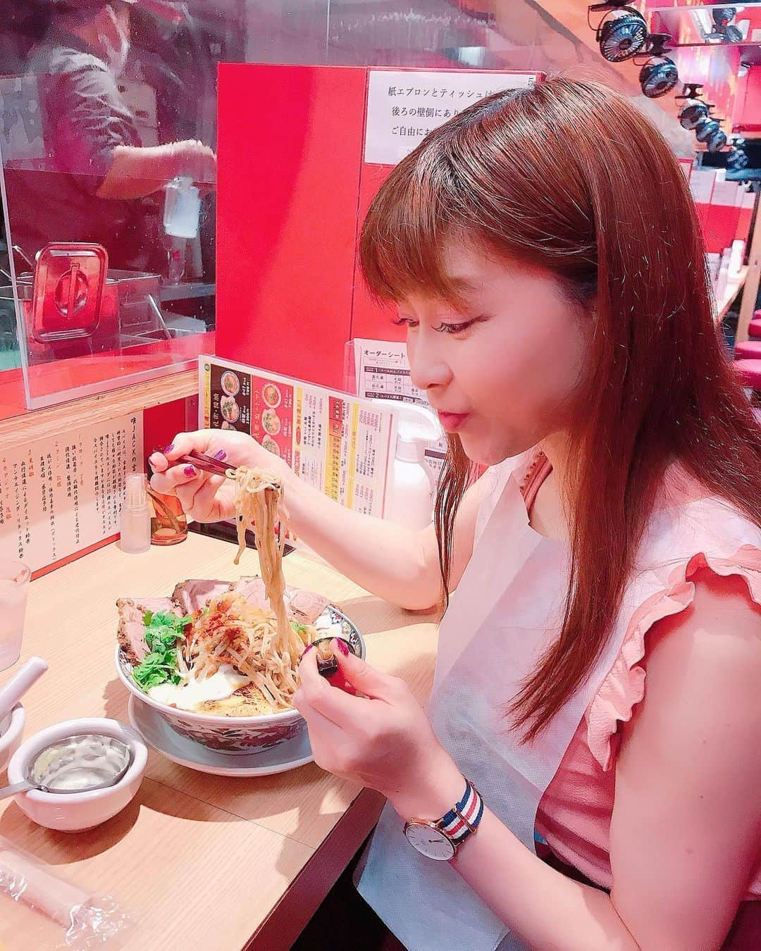 DJ MIYAさんのインスタグラム写真 - (DJ MIYAInstagram)「みなさーん♪💖こんばんわぁ💖今夜は東池袋にある、「スパイスらぁ麺 喰JACK」さんで、絶品な麺🍜dinnerしてきたよーぉ♪  @ku_jack_  池袋駅からめっちゃ近い♪💖 お店の入り口から赤い感じで、インパクトのある店内には、沢山のスパイスが！！  『又晓 紅孔雀』（チャーシュー　アカクジャク）1080円にトッピング！ you xiao kong que.  わぁー！すごーい！！豪華でびっくりー！💗 綺麗な色ー！それに、それぞれのspiceとパクチーがとてもいい香りです♪  麺の太さや辛さ、スパイスも色々と効能とかも見ながら選んだよぉ♪🌈  細麺をchoiceしましたぁぁ❤️(o^^o) 辛さは3カラ♪  めっちゃめっちゃ美味しーい！！！💖 紅孔雀は、塩＋トマトがベースなのでまろやかーなsoupの味に、さらにtoppingしたチーズ🧀をとろーりと乗せたらさらに、クリーミー。 しかも！ラーメンの具材の中に『オムレツ』が入っててびっくり♪ 全部好きなものが入ってるぅ♪💗  オリジナルの叉焼も美味しすぎて、パクッとぺろーり食べられちゃいましたぁぁ♪🌈  ひゃぁー！これはボリューミーな上に、身体にも美容にも良くて大満足ですねーん♪  コリアンダー追加で、トッピングは、炙りチーズ（＋200円）  食べ終わったときには、身体がポカポカっっ温かいよぉ♪💖  とっても美味しかったぁ❤️(^^)  ぜひみなさーん行ったみてね♪🌈  #喰JACK #ramen #シビカラ #激辛グルメ #池袋ラーメン #スパイスラーメン #pr　 #ラーメン好き #池袋ラーメン屋 #グルメ女子 #辛いの好き #グルメ #スパイシー #激辛パトロール #グルメ好き #今日のコーデ #今日のファッション #インスタ映えグルメ #フィットネス女子 #ワークアウト女子 #麺スタグラム #インスタグラマー #インフルエンサー #麺好き #美容 #女子会コーデ #中華料理好き #ラーメン部 #東京グルメ #池袋グルメ」9月13日 22時01分 - dj_miya