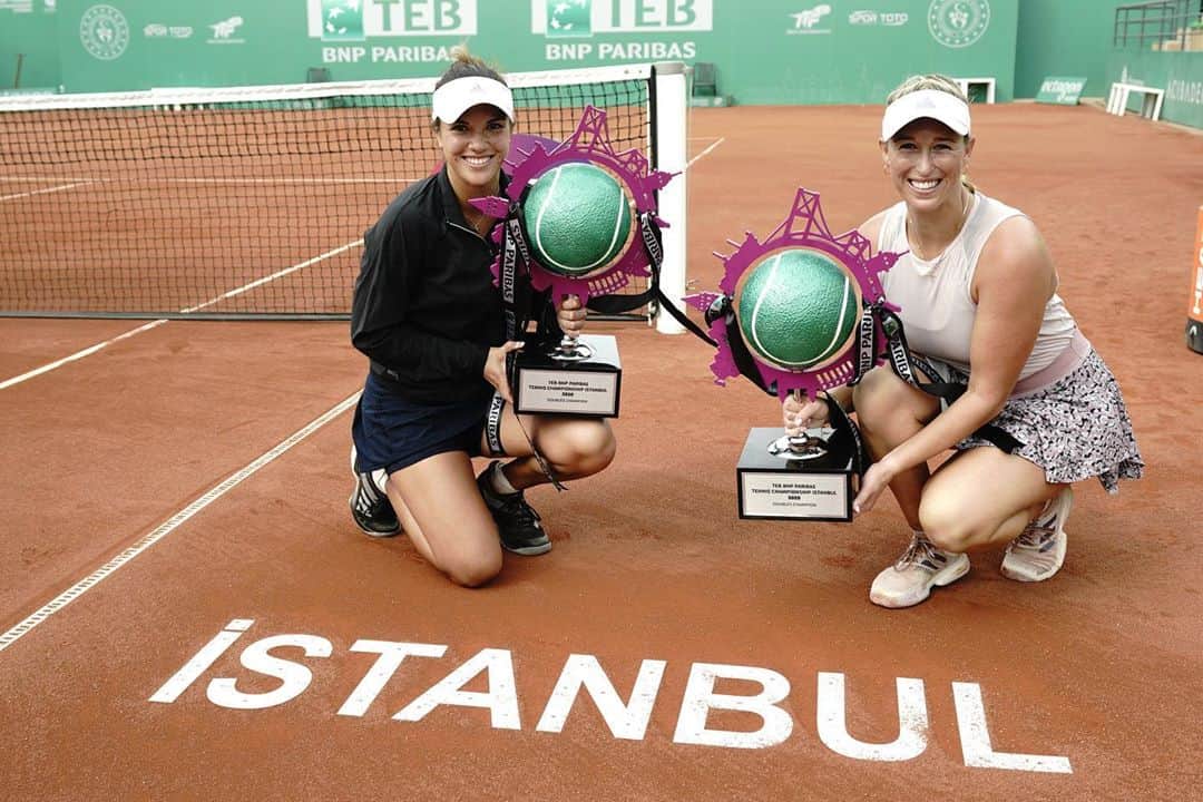 WTA（女子テニス協会）さんのインスタグラム写真 - (WTA（女子テニス協会）Instagram)「Your 2020 @tennischampist doubles champions! Congratulations @aguarachi and @des_krawczyk11 🏆🙌」9月13日 22時04分 - wta