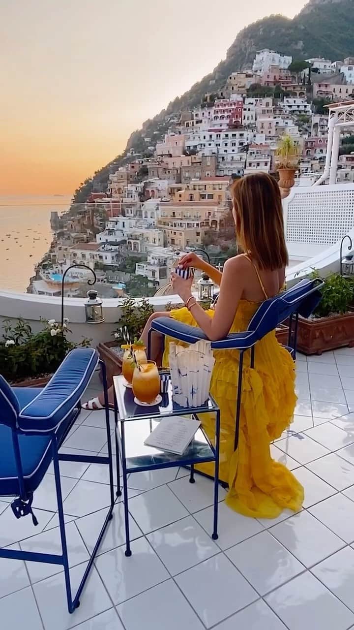 バーボラ・コディトヴァのインスタグラム：「This bar in Positano gives you popcorn to watch the sunset 🎬 Goals much?! 🥰 Tag someone you’d share this with!!! PS: dress is @revolve #RevolveMe」