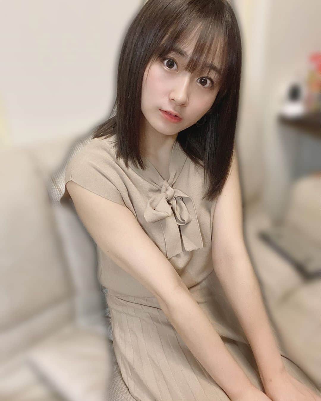 のインスタグラム：「. .  髪の毛めっちゃサラサラにしてもらいました👼🏻🤍  @neolive_and_shibuya   【酸熱トリートメント】っていうのをして頂きました！あと前髪も増やした🌛 また来月も同じメニューしてもらう予定だから楽しみ✊🏼  ありがとうございました！ @hkru3」