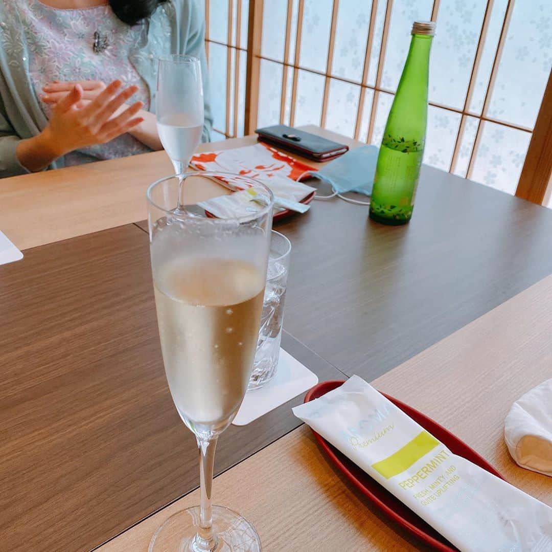岡英里さんのインスタグラム写真 - (岡英里Instagram)「幼なじみとランチ、展示会で４時間くらいずーっと一緒でした💕  お昼からゆっくりとお酒を飲みつつ食事を頂くのが私たちの定番でこの時間が幸せでたまらない🥺❣️  お腹が満たされた後は素敵なジュエリーや逸品の数々を目の当たりにして本当に目の保養になり癒されました☺️💕  趣味の合うお友達がいて良かったと思う瞬間よね🥰  銀座でランチだったので食事の前に @air_ginza_central でささっとヘアセットして頂きました💓  榛葉さん @air_t_shinba ありがとうございました😆❗️  いろんな方に可愛い、素敵と褒めていただいたブラウス、購入してから店員さんに教えて頂いたのだけど、 @25ansjp で @koki さんが着用していたものと同じものなんだそう🥰💓お家に帰って改めて #25ans 確認して本当びっくり🤣  可愛くてお気に入りです☺️❤️  #幼なじみ #幼馴染 #地元 #同級生 #女子会 #ランチ #銀座 #銀座ランチ #シャンパン #大好き #🍾 #🥂 #和食 #japapnese #個室 #落ち着く #ヘアセット #巻きおろし #air #サロン #お洒落 #お洒落大好き #ドルチェアンドガッバーナ  #新作 #かわいい #可愛い #DGFW20 #DGwomen #DolceGabbana」9月13日 20時41分 - okaeri0424