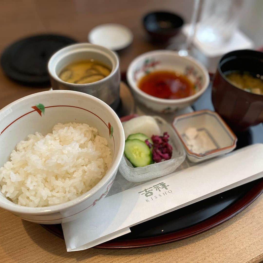 岡英里さんのインスタグラム写真 - (岡英里Instagram)「幼なじみとランチ、展示会で４時間くらいずーっと一緒でした💕  お昼からゆっくりとお酒を飲みつつ食事を頂くのが私たちの定番でこの時間が幸せでたまらない🥺❣️  お腹が満たされた後は素敵なジュエリーや逸品の数々を目の当たりにして本当に目の保養になり癒されました☺️💕  趣味の合うお友達がいて良かったと思う瞬間よね🥰  銀座でランチだったので食事の前に @air_ginza_central でささっとヘアセットして頂きました💓  榛葉さん @air_t_shinba ありがとうございました😆❗️  いろんな方に可愛い、素敵と褒めていただいたブラウス、購入してから店員さんに教えて頂いたのだけど、 @25ansjp で @koki さんが着用していたものと同じものなんだそう🥰💓お家に帰って改めて #25ans 確認して本当びっくり🤣  可愛くてお気に入りです☺️❤️  #幼なじみ #幼馴染 #地元 #同級生 #女子会 #ランチ #銀座 #銀座ランチ #シャンパン #大好き #🍾 #🥂 #和食 #japapnese #個室 #落ち着く #ヘアセット #巻きおろし #air #サロン #お洒落 #お洒落大好き #ドルチェアンドガッバーナ  #新作 #かわいい #可愛い #DGFW20 #DGwomen #DolceGabbana」9月13日 20時41分 - okaeri0424