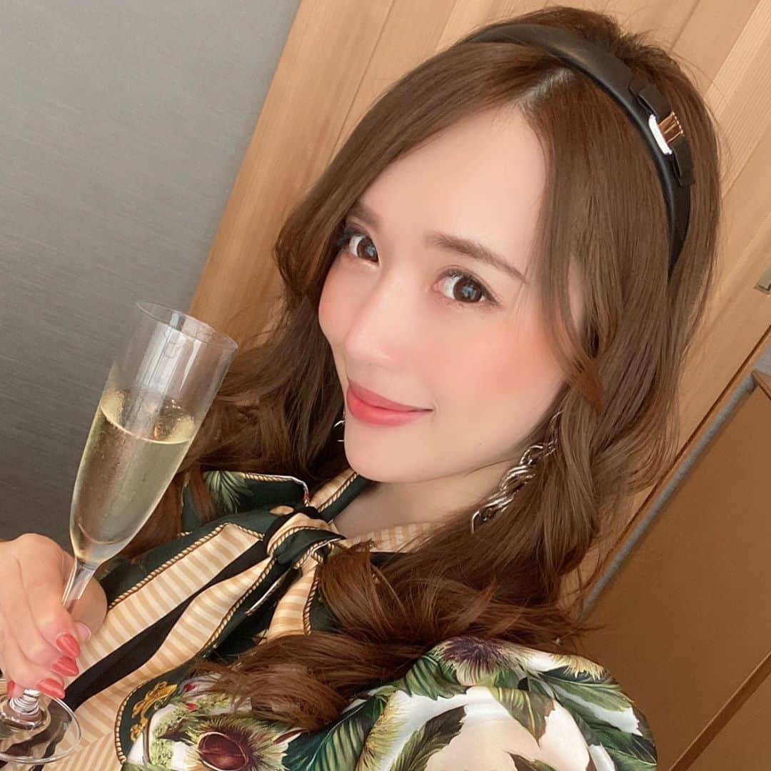 岡英里さんのインスタグラム写真 - (岡英里Instagram)「幼なじみとランチ、展示会で４時間くらいずーっと一緒でした💕  お昼からゆっくりとお酒を飲みつつ食事を頂くのが私たちの定番でこの時間が幸せでたまらない🥺❣️  お腹が満たされた後は素敵なジュエリーや逸品の数々を目の当たりにして本当に目の保養になり癒されました☺️💕  趣味の合うお友達がいて良かったと思う瞬間よね🥰  銀座でランチだったので食事の前に @air_ginza_central でささっとヘアセットして頂きました💓  榛葉さん @air_t_shinba ありがとうございました😆❗️  いろんな方に可愛い、素敵と褒めていただいたブラウス、購入してから店員さんに教えて頂いたのだけど、 @25ansjp で @koki さんが着用していたものと同じものなんだそう🥰💓お家に帰って改めて #25ans 確認して本当びっくり🤣  可愛くてお気に入りです☺️❤️  #幼なじみ #幼馴染 #地元 #同級生 #女子会 #ランチ #銀座 #銀座ランチ #シャンパン #大好き #🍾 #🥂 #和食 #japapnese #個室 #落ち着く #ヘアセット #巻きおろし #air #サロン #お洒落 #お洒落大好き #ドルチェアンドガッバーナ  #新作 #かわいい #可愛い #DGFW20 #DGwomen #DolceGabbana」9月13日 20時41分 - okaeri0424