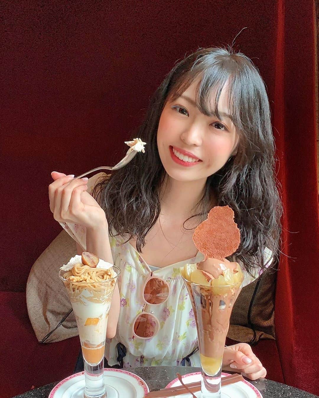 白井佑奈さんのインスタグラム写真 - (白井佑奈Instagram)「. . #ウェスティンホテル東京  エグゼクティブバー ザ・バー . . 👑バーで食べるほろ酔い!?お酒がしっかり入ったオータムパフェ👑 . . Premium Parfait at THE BARの秋メニュー、新作パフェの2つ😋 . . ＊栗とりんごのパフェ . もったり濃厚な栗とシャキシャキりんごたがふんだんに使われているパフェ💗 . . 構成は⤵︎ ⤵︎ . メレンゲ(飾り) 栗の渋皮煮🌰(飾り) クランブル 和栗のマロンクリーム🌰 《《カルヴァドス》》 りんごのソテー🍏 マスカルポーネアイス🍨 蒸し栗🌰 クランブル 和栗のマロンアイス🌰 りんごのコンポート🍏 . . 栗が多めの秋らしいパフェ✨ カルヴァドスっていうのがりんごのブランデーなんだって😳🍎 . 本当にしっかりお酒が入っていて、お酒弱い人はこれだけで酔っちゃいそうなくらい…！ . . ＊チョコレートと洋梨のパフェ ベルエレーヌ . 洋梨の甘酸っぱさがチョコレートを引き立て合うパフェ💗 . . 構成は⤵︎ ⤵︎ . オバリーヌ(飾り) チョコレート🍫(飾り) チョコレートソース🍫 クランブル 洋梨のコンポート🍐 チョコレートアイス🍫 《《ポアールブランデー香るチョコレートケーキ》》 《《ポアールミルクアイス🍨》》 チョコレートクランチ🍫 チョコレートアイス🍨 洋梨のコンポート🍐 . こっちはチョコレート感が強め✨ ポアールブランデーは洋梨のブランデーのことなんだって〜🤔 . お酒感あるけど、チョコレートの方が強く感じて甘々です👀💕 . . . 金・土・日・祝休日の16:30~20:30、週末の夜限定パフェ😳 . 甘党男子さんも男性だけでも行けると思うよ◎BARだから寧ろ、カッコイイのでは…？💗 . 気になる方は予約して行ってみてね✨ . . ＊＊＊＊＊＊＊＊＊＊ ウェスティンホテル東京 エグゼクティブバー ザ・バー @westintokyo  ＊＊＊＊＊＊＊＊＊＊ . プロフィールリンクはこちら👉 @yuna_smile0130  . . . #ウェスティンホテル #ウェスティン #ホテル #ホテルスイーツ #bar #恵比寿カフェ #恵比寿グルメ #恵比寿バー #恵比寿スイーツ #お酒好きな人と繋がりたい #westin #westintokyo #モンブラン #モンブランパフェ #パフェ#東京カフェ #目黒カフェ #シメパフェ #グルジョ #インスタグルメアワード2020 #fromgram #genic_cafe #genic_sweets #parfait #fff #japanesegirl #cafemiru #uwasa #travelnotepic」9月13日 20時38分 - yuna_smile0130