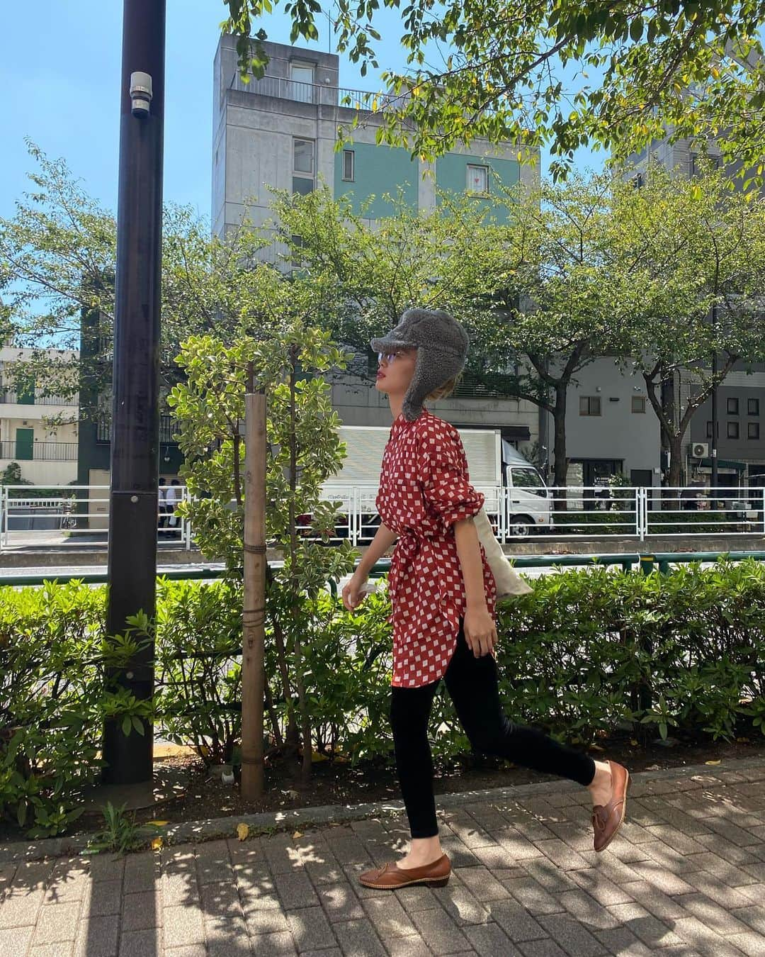 柴田紗希さんのインスタグラム写真 - (柴田紗希Instagram)「お気に入りな私服さん♡ この日もzoffコラボメガネスタイルしてみたよ。 メタルなゴールドシルバーを👓 @angielala_vintage の 一目惚れしたシャツが着れてわくわくさんです〜。 このスタイルにはもこもこ帽子気分だったから手にしてみたけど、当たり前にまだ早かったさ笑笑  あ〜でもちょっと涼しくなってきて嬉しいね〜秋服☺️」9月13日 20時40分 - shibasaaki