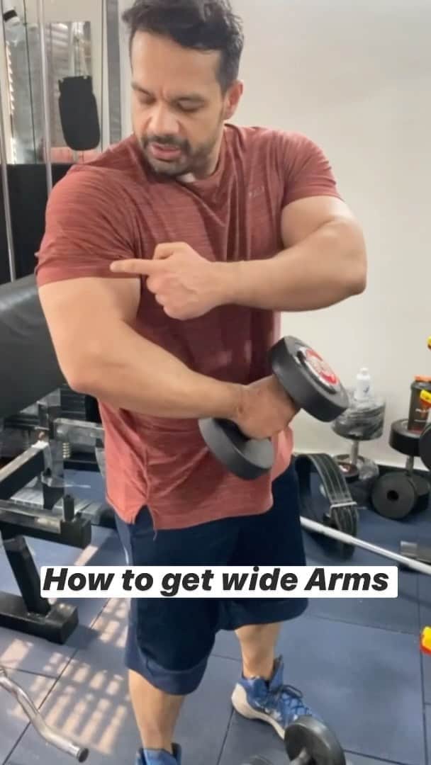 Gaurav Tanejaのインスタグラム：「How to increase the width of your arms . Old school Hammer curls. #fitmuscletv」