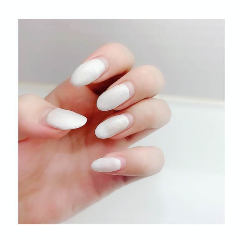 杉山弥紀佳さんのインスタグラム写真 - (杉山弥紀佳Instagram)「♡ . . #newnails💅 . . そーいえば！ . 真っ白ネイルに してはりましたあ😌💗 . . もう夏やなくて秋やけど🍄🍂🍁 . . オールホワイトって スッキリしとって好きぴよこ🐣❤ . . パールがちと混ざっとるから キラキラちててきゃわたんまふ🥳💕 . . . #われち語 #white #ホワイト #白 #白ネイル #単色ネイル #パールネイル #ジェルネイル #女子大生 #instagood #141 #instalike #팔로우 #instanail #お洒落好き #nail #💅 #白色 #141 #instanails #instanailstyle #whitenails #whitenails💅 #summernails #summer #夏ネイルデザイン #夏ネイル #ワンカラーネイルデザイン #ワンカラーネイル #ワンカラー」9月13日 20時46分 - sugiyamamikika0429