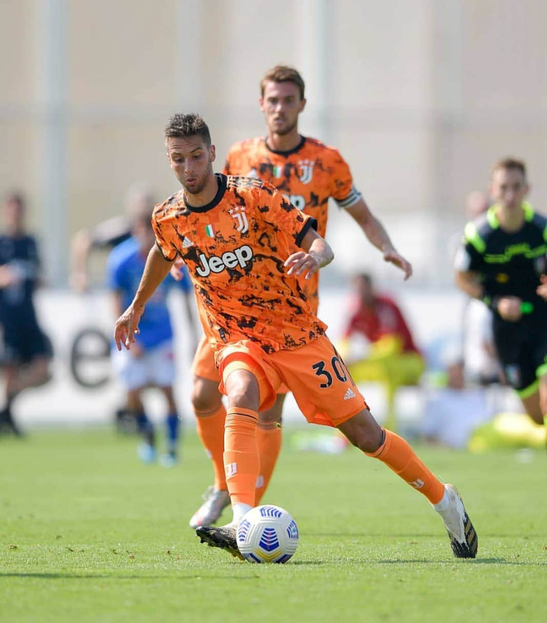 ユヴェントスFCさんのインスタグラム写真 - (ユヴェントスFCInstagram)「Our first pre-season friendly done & dusted! ✅⚪⚫  The 𝙗𝙚𝙨𝙩 📸 from our 5-0 win over Novara at the JTC! ⚽  #FinoAllaFine #ForzaJuve」9月13日 20時48分 - juventus