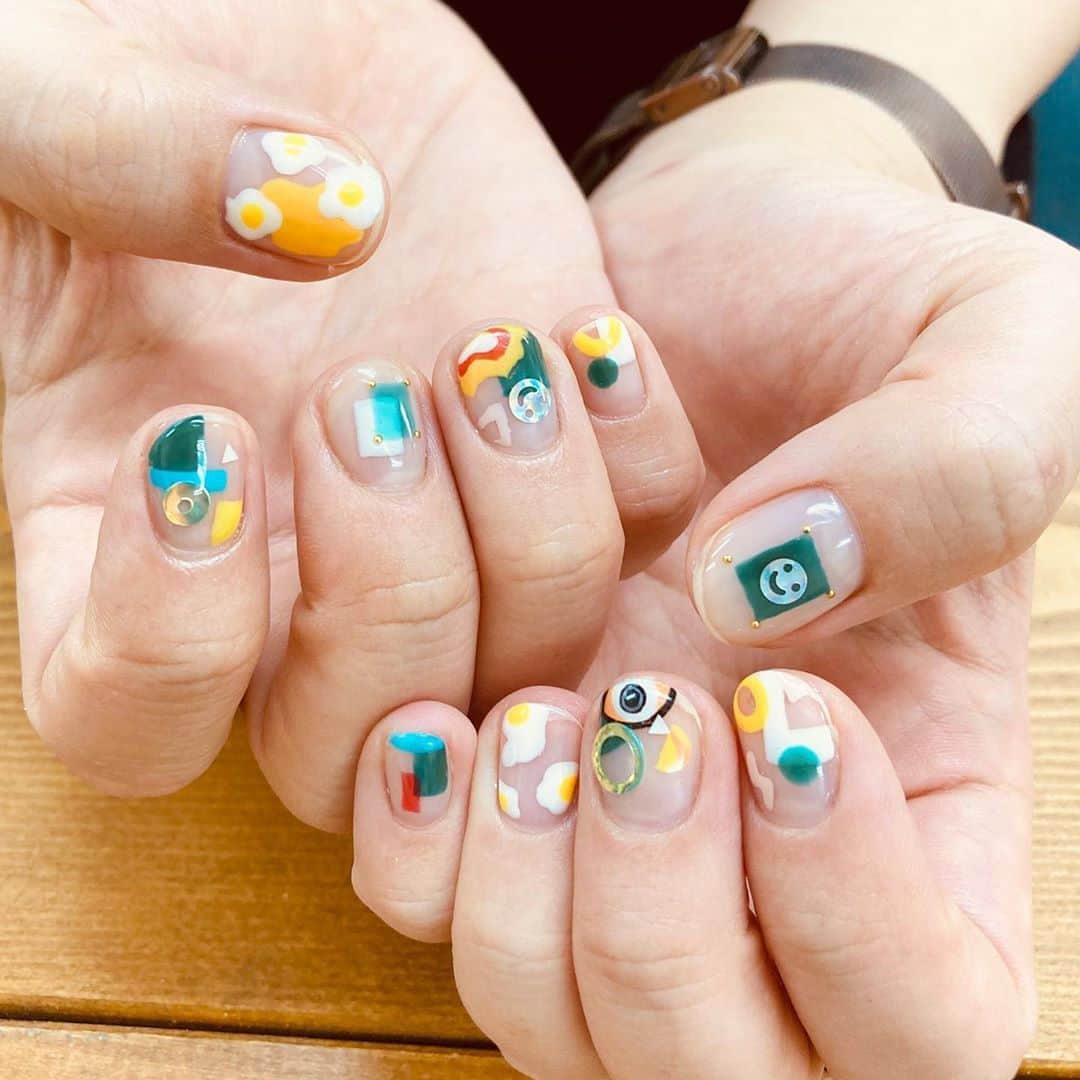 ネイル アイ サロン スグネのインスタグラム：「持ち込みの画像からイメージで😊🇹🇭 早く雑誌が届きますように📖!  #ネイル#ジェルネイル#nail#gelnail#ショートネイル#クリアネイル#カジュアルネイル#ポップネイル#カラフルネイル#高田馬場#sugnemio」