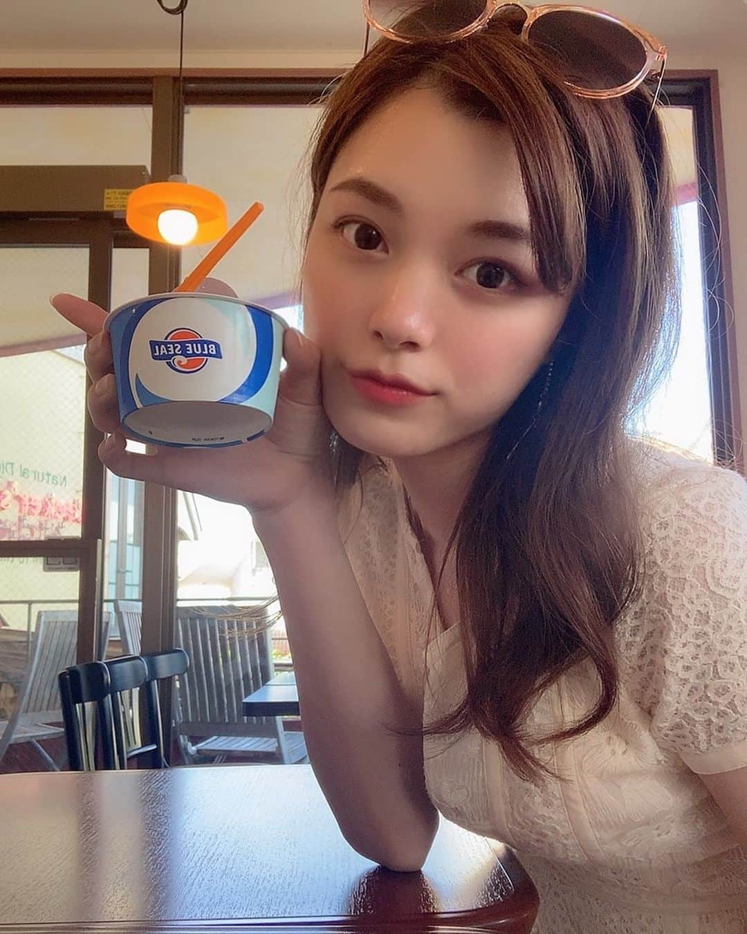 Laraのインスタグラム：「🍨 . #blueseal  ここは絶対ソフトクリームの方が美味しい‼︎‼︎‼︎🍦💕😋‼︎‼︎‼︎ 国際通りとか居たら 何回食べるんてぐらい食べてたけど、 今回行ってないし1回しか食べれなかった🤨  #アメリカンビレッジ　#ブルーシール」